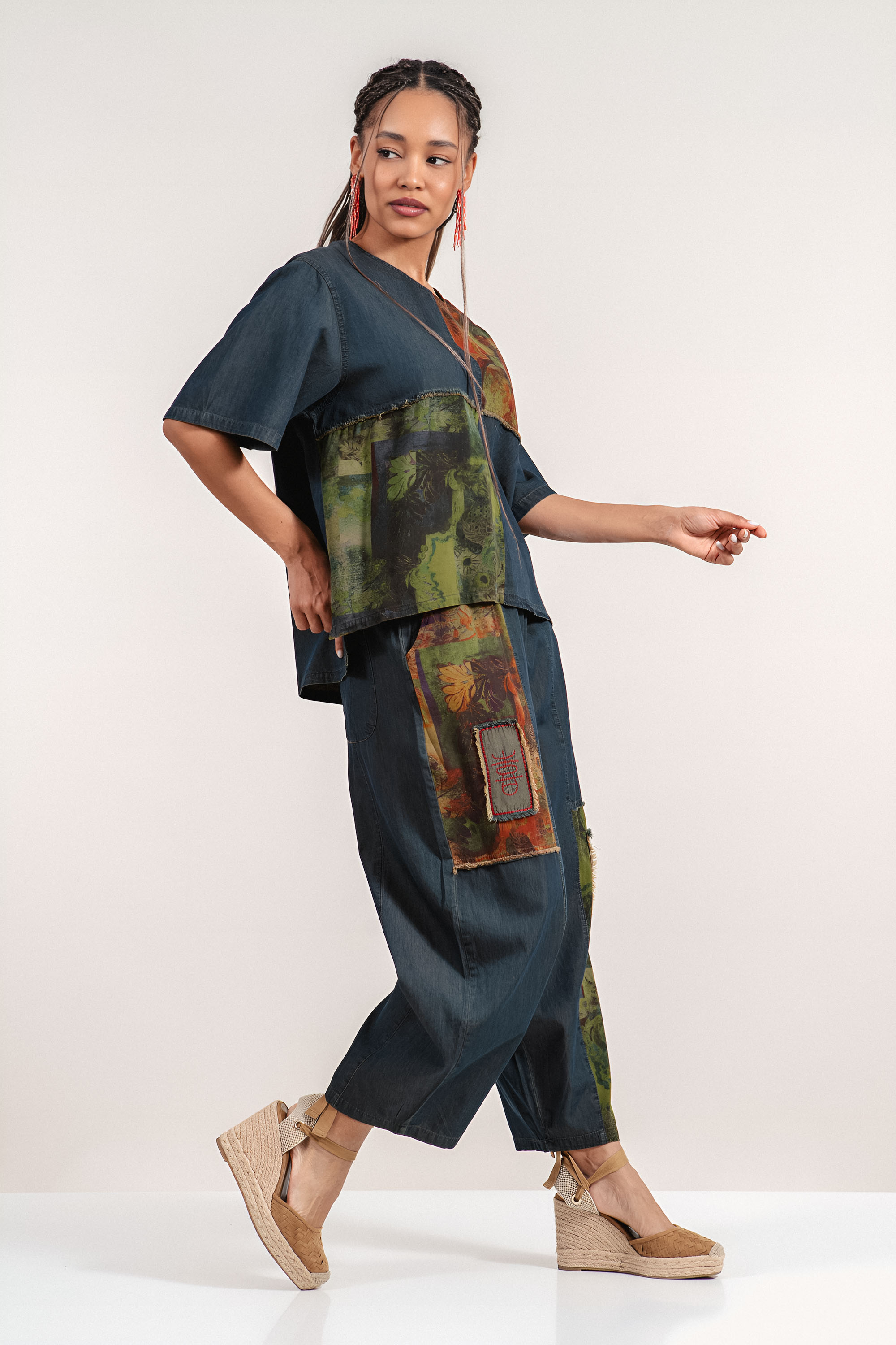 Дамски комплект от деним в синьо с апликирани цветни квадрати и свободна кройка