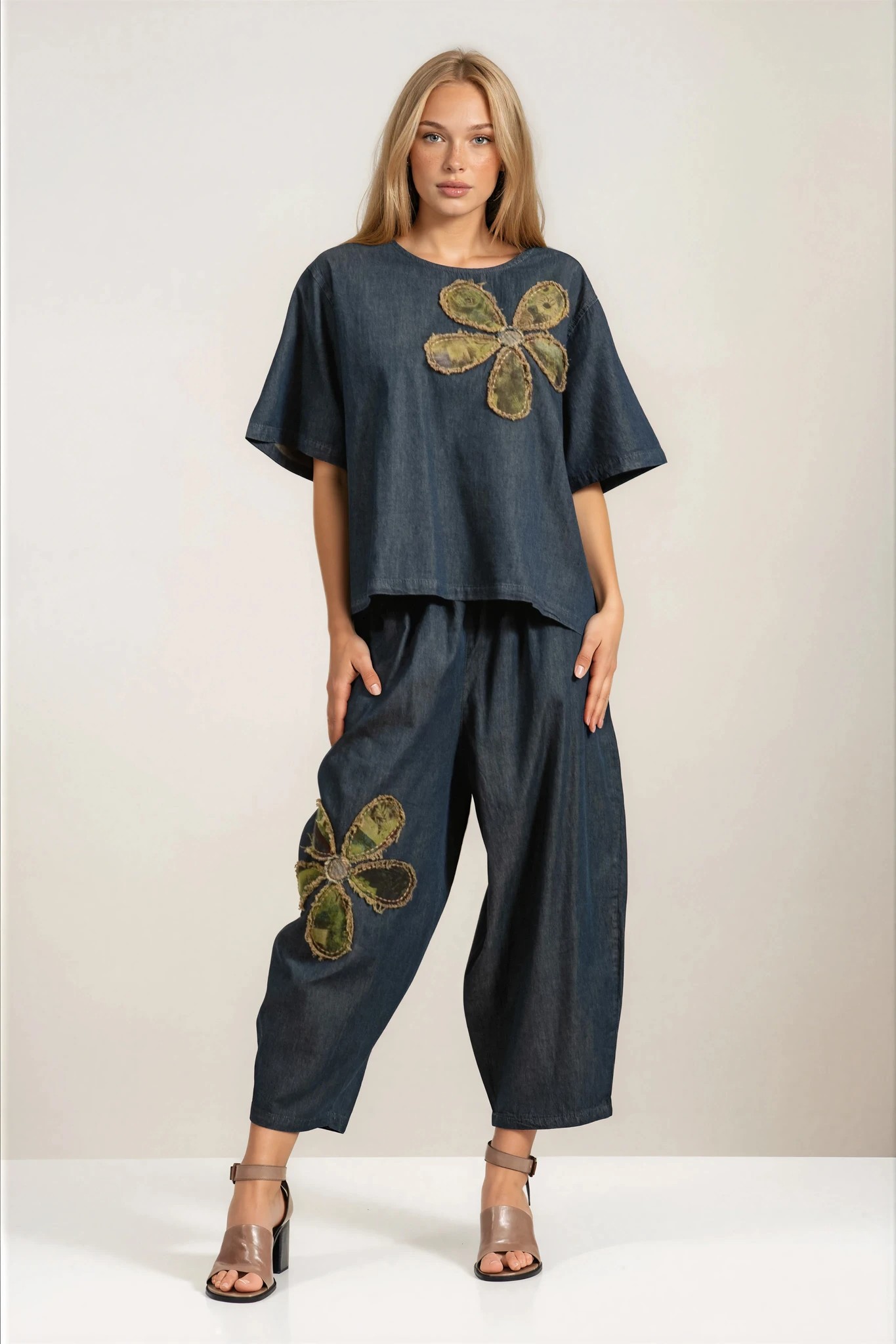 Дамски комплект от деним в синьо с бродерия и свободна кройка