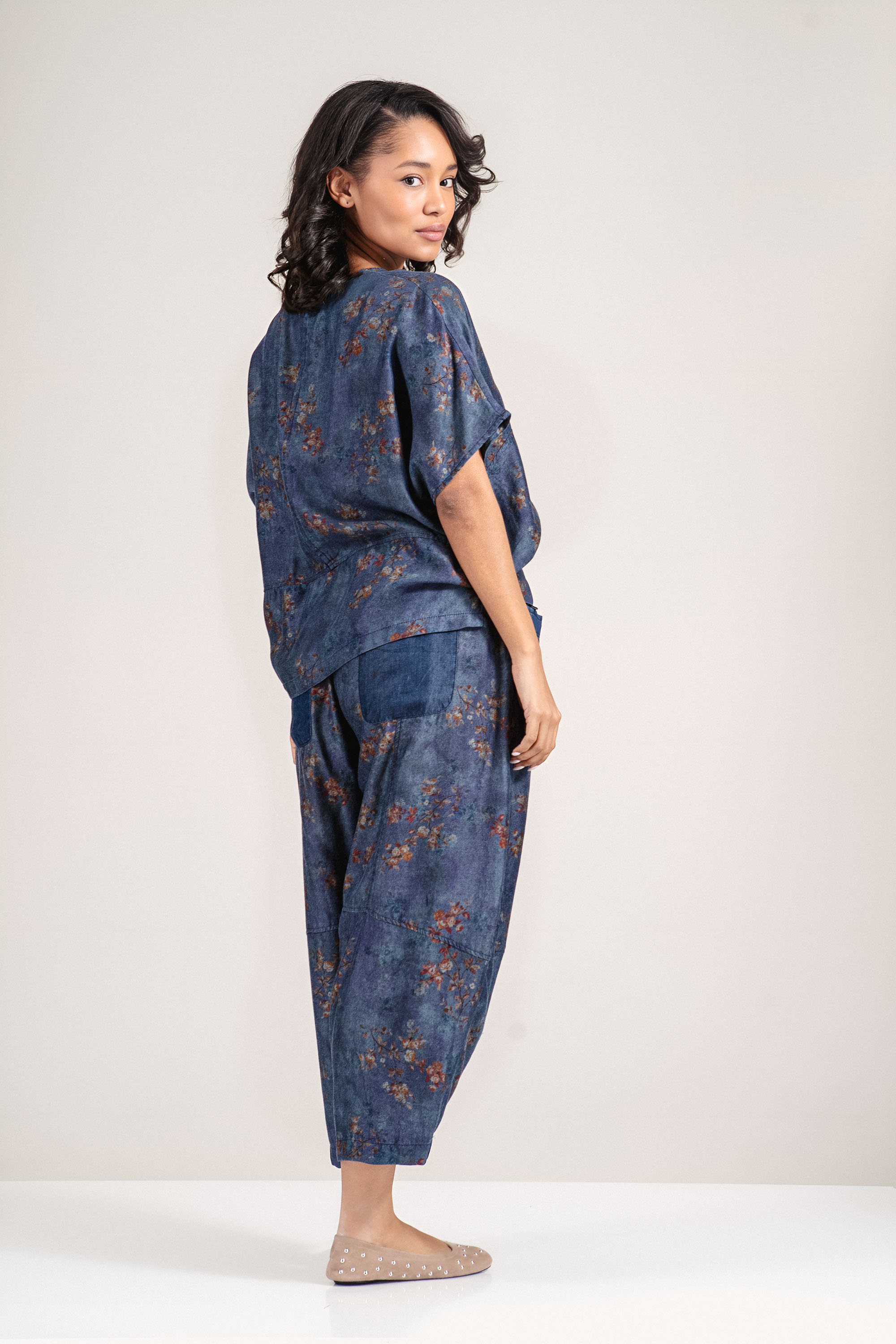 Дамски комплект от памук в син деним с флорален принт и еластична талия