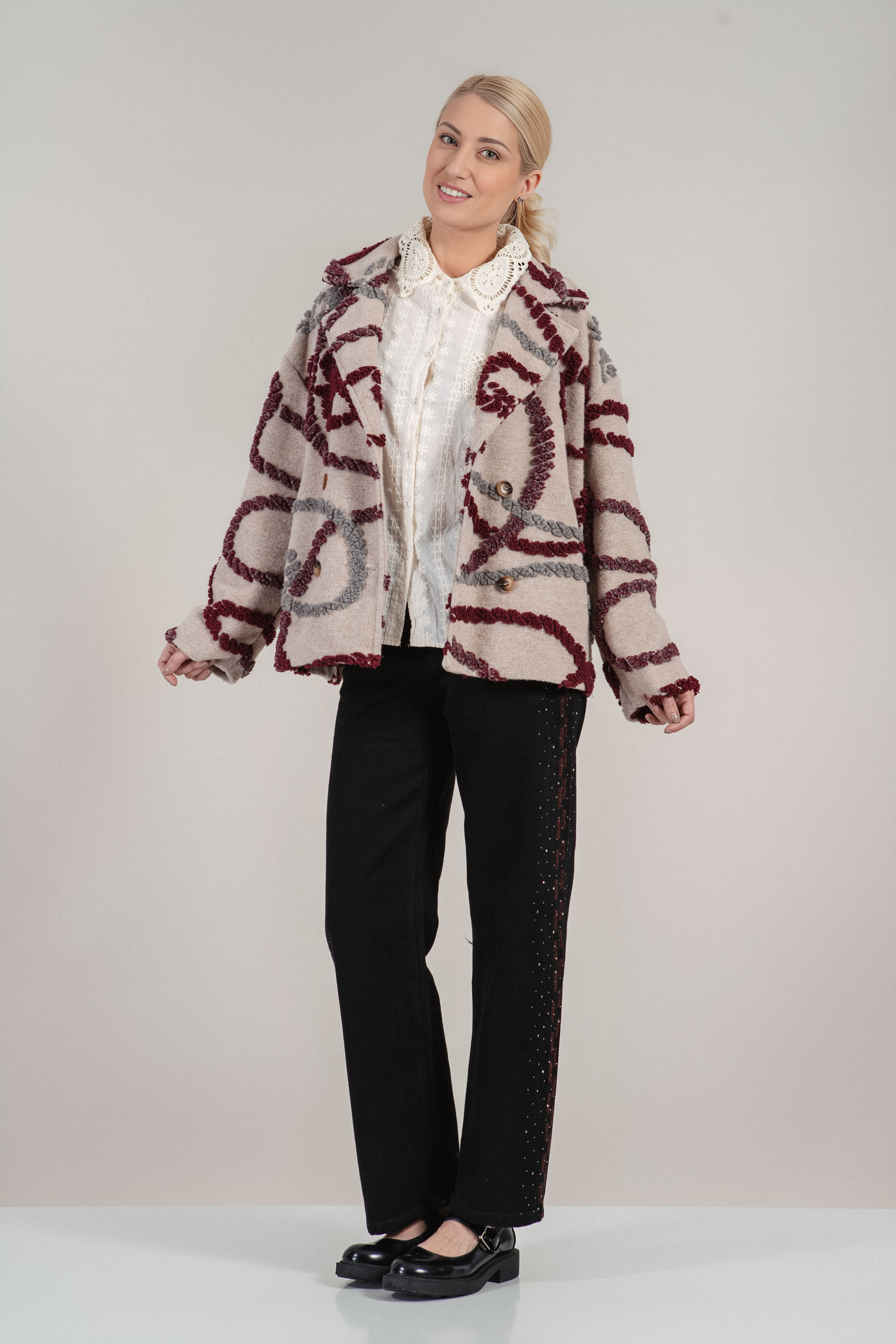 Дамски късо бутиково палто в бежово с абстрактен принт в бордо и сиво