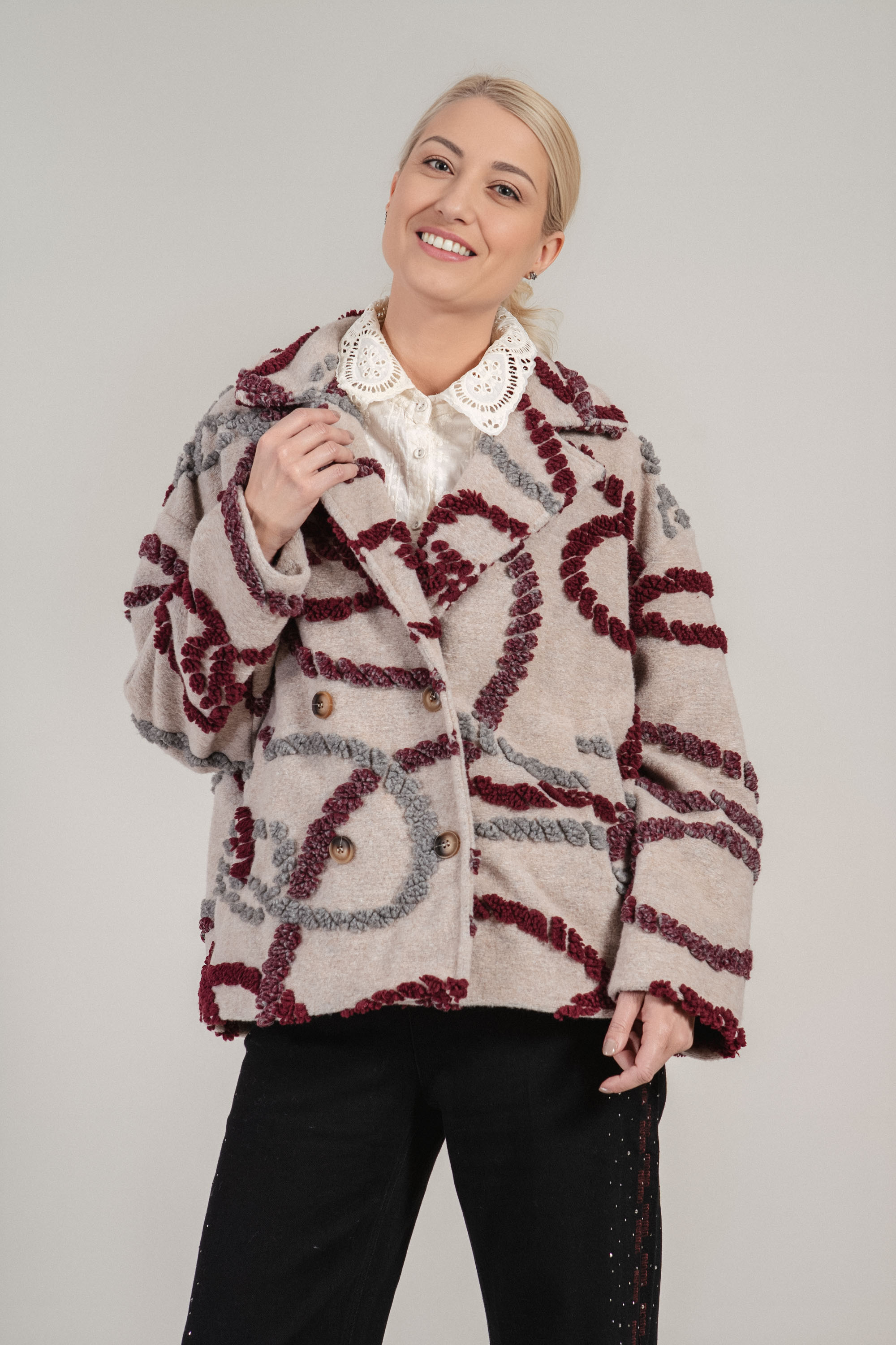 Дамски късо бутиково палто в бежово с абстрактен принт в бордо и сиво