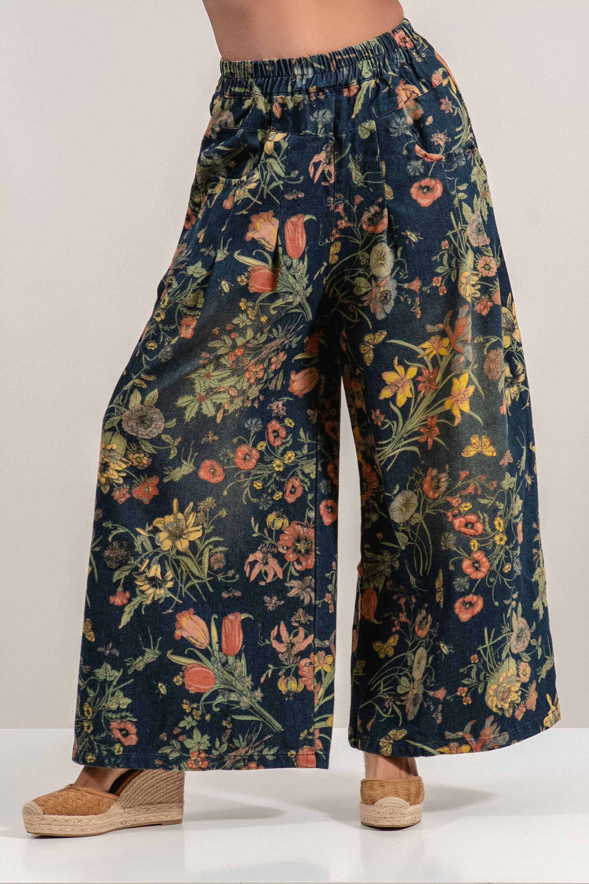 Дамски модерни дънки с разкроен крачол и цветен флорален принт