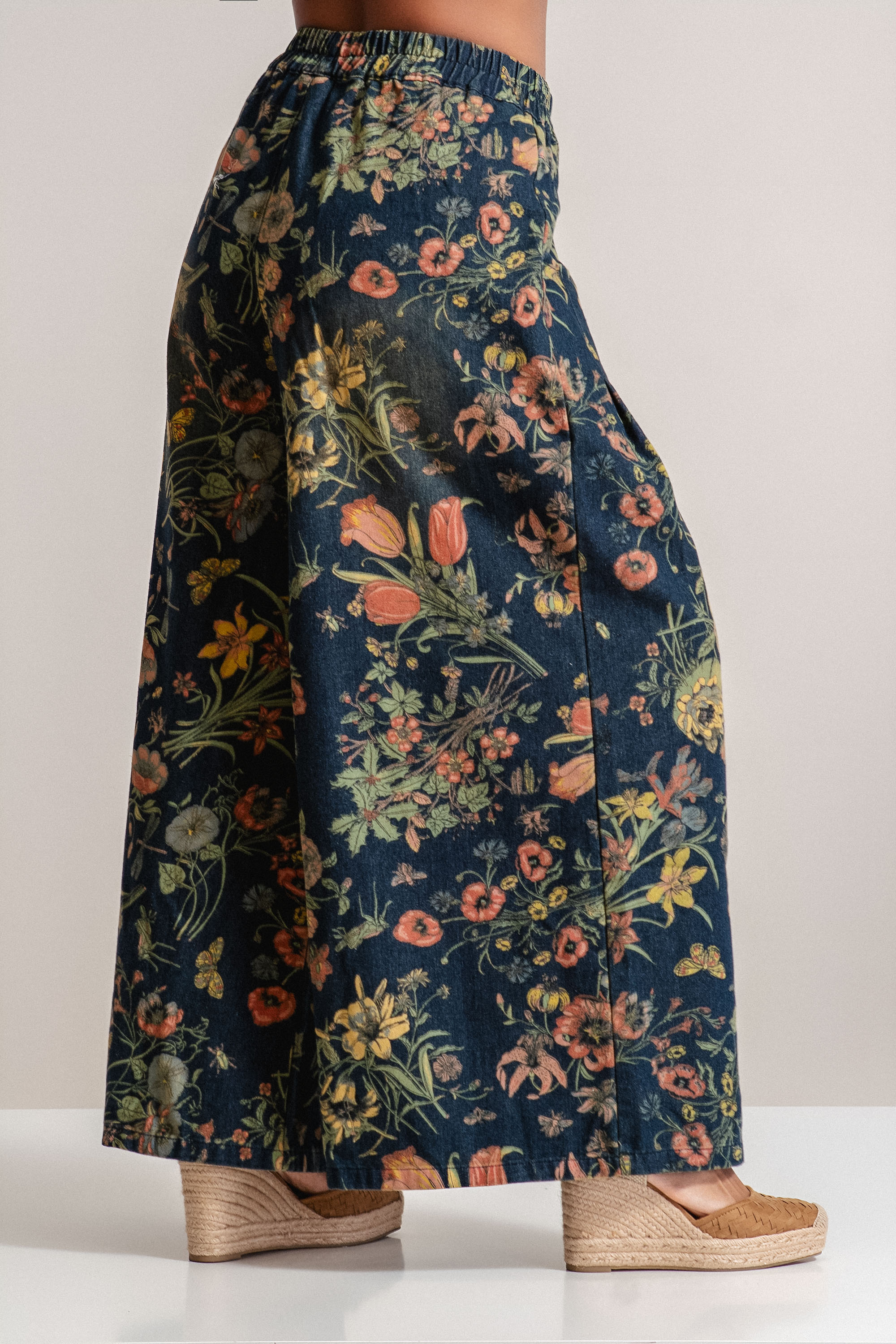 Дамски модерни дънки с разкроен крачол и цветен флорален принт