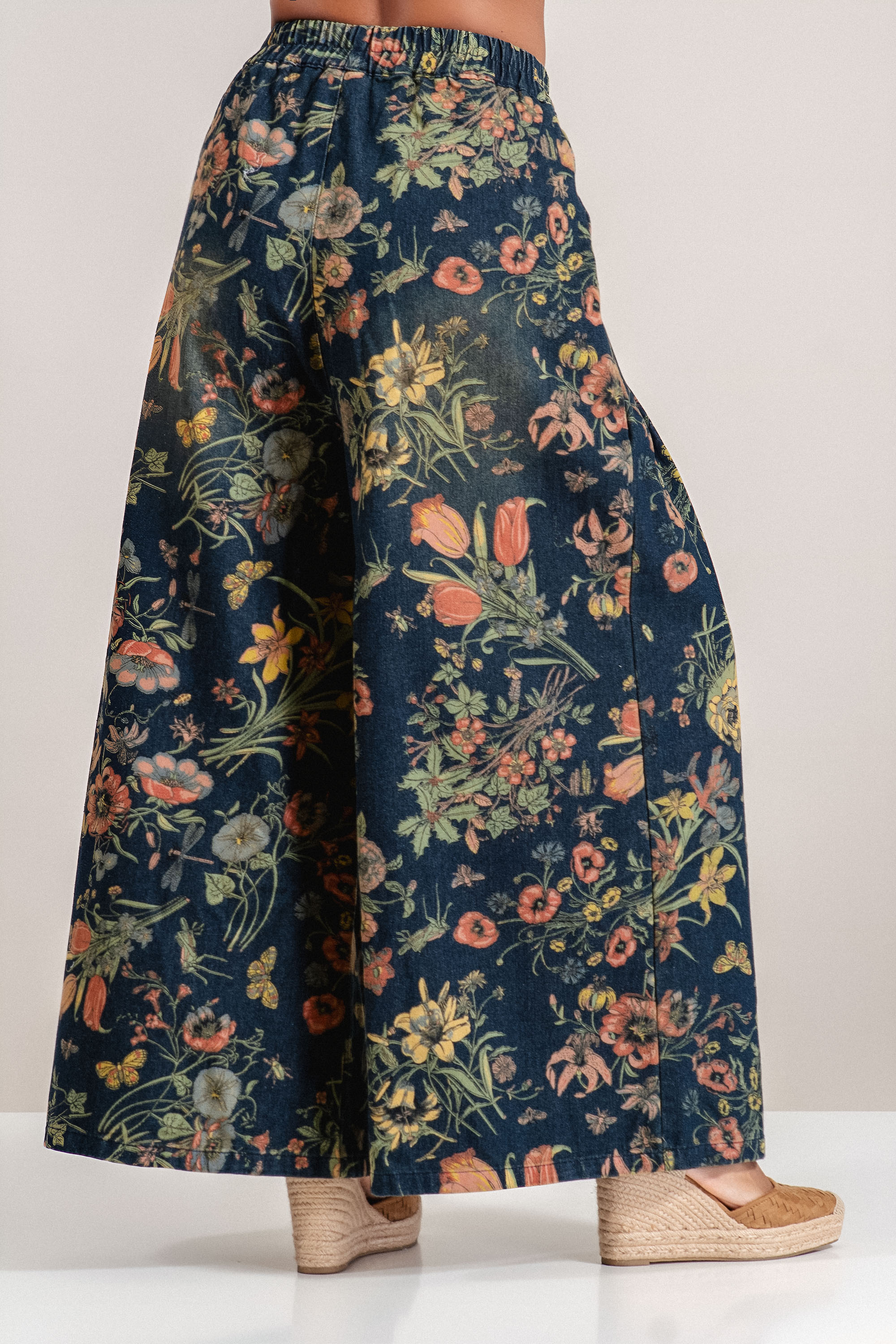 Дамски модерни дънки с разкроен крачол и цветен флорален принт