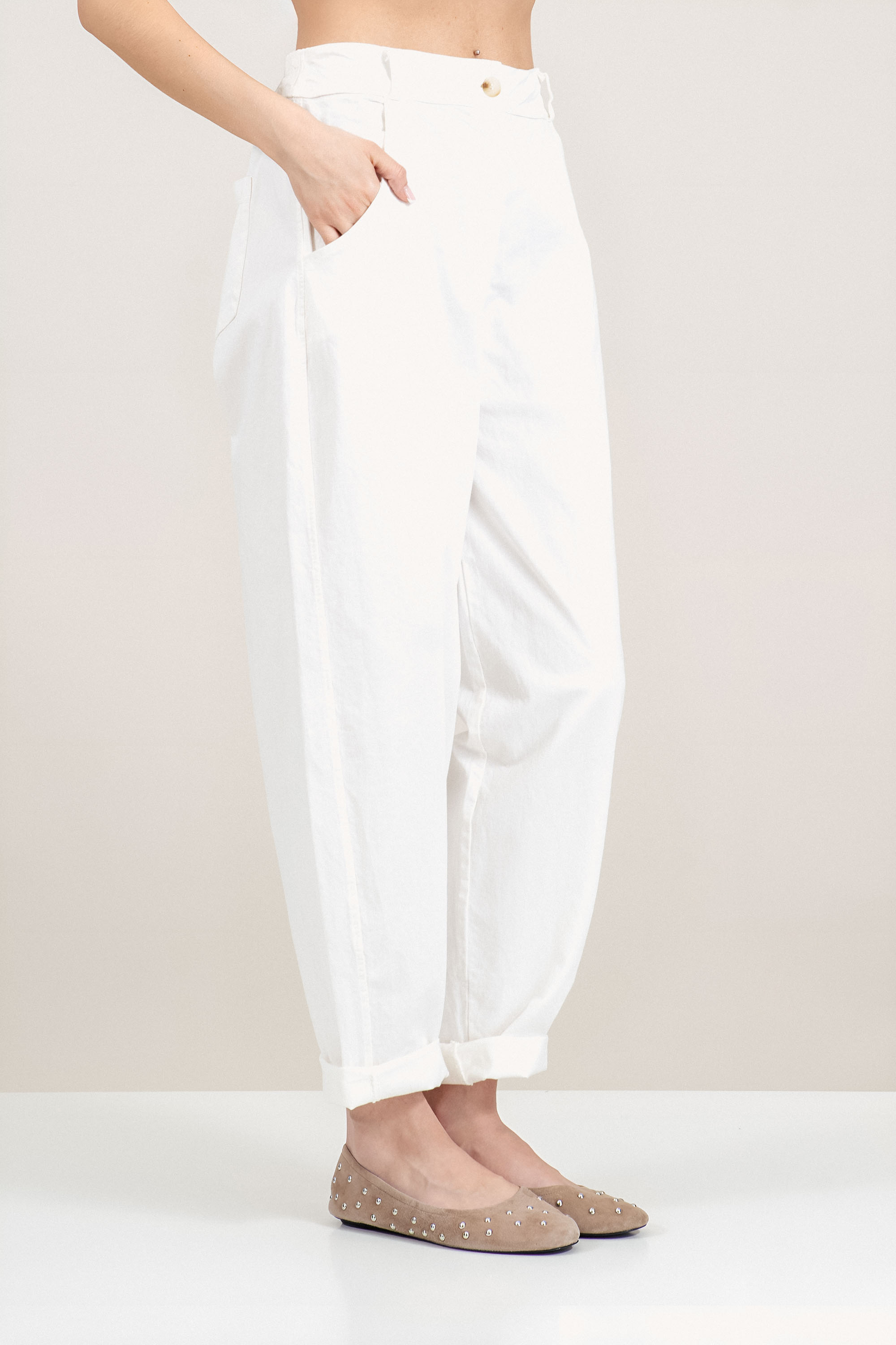 Дамски памучен панталон в бяло със стеснен крачол и ластик на талията