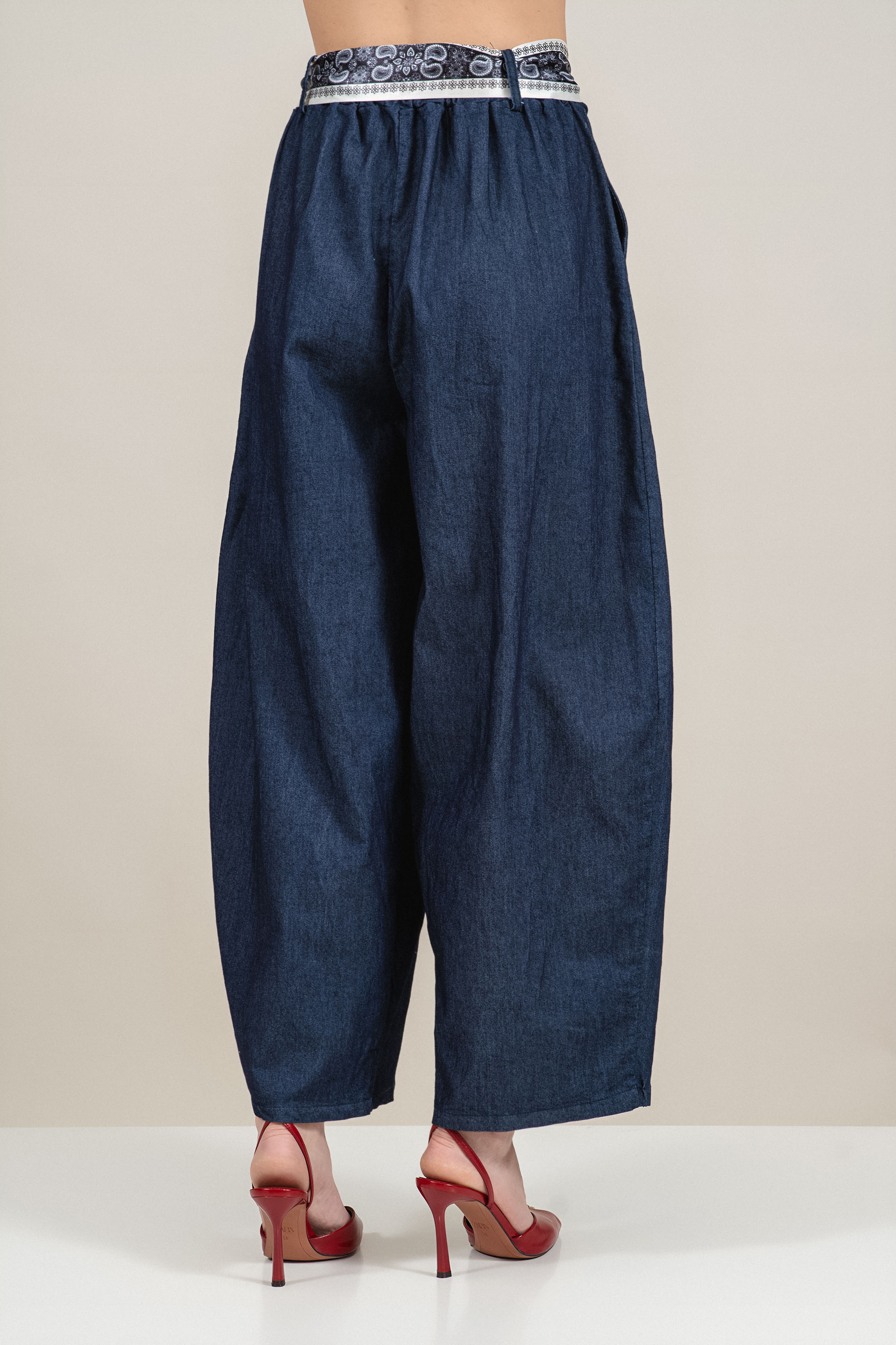 Дамски памучен панталон в син деним с етно колан и свободна кройка