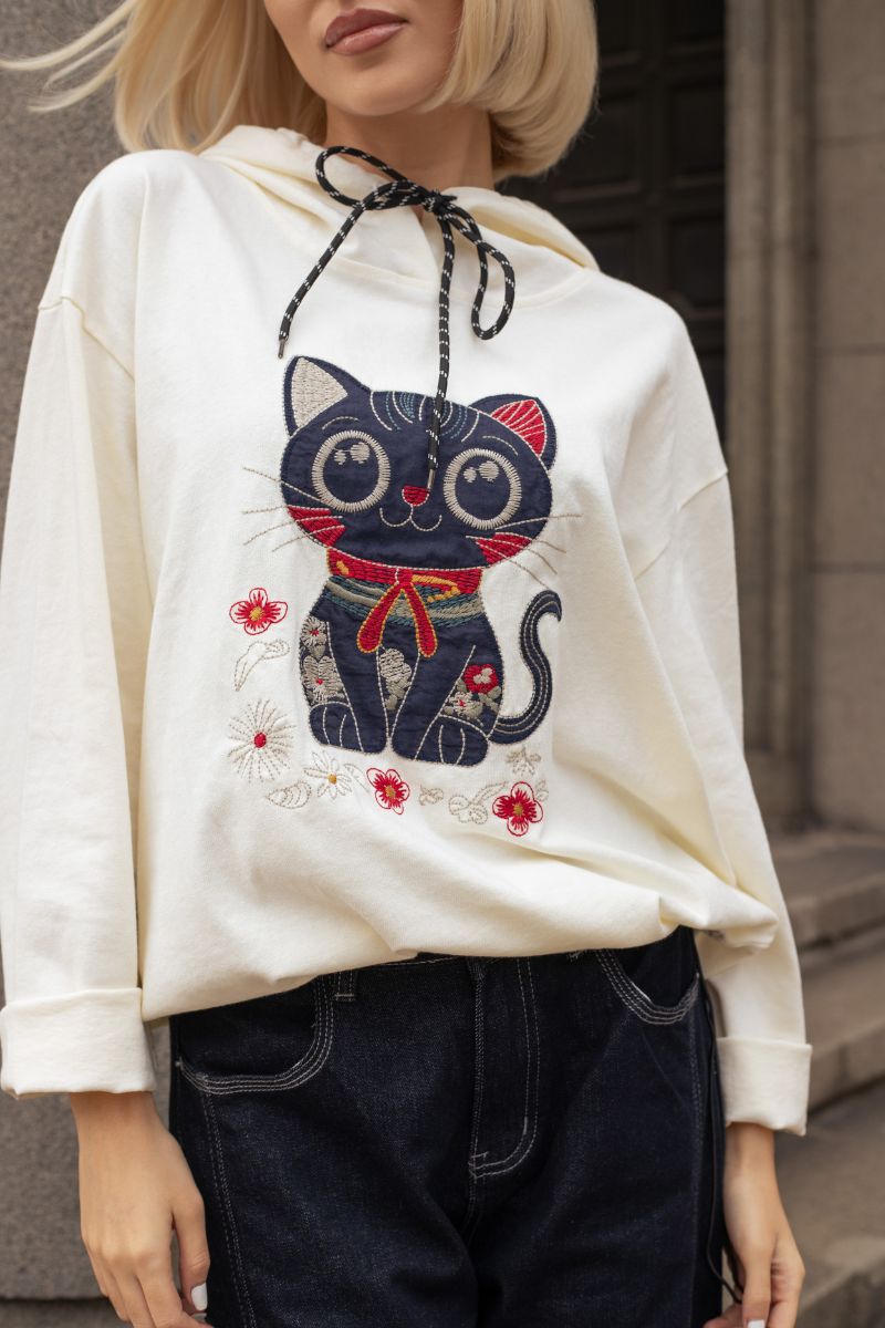 Дамски памучен суитшърт в цвят екрю с качулка и бродерия на котка