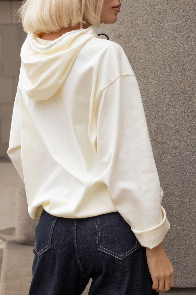 Дамски памучен суитшърт в цвят екрю с качулка и бродерия на котка