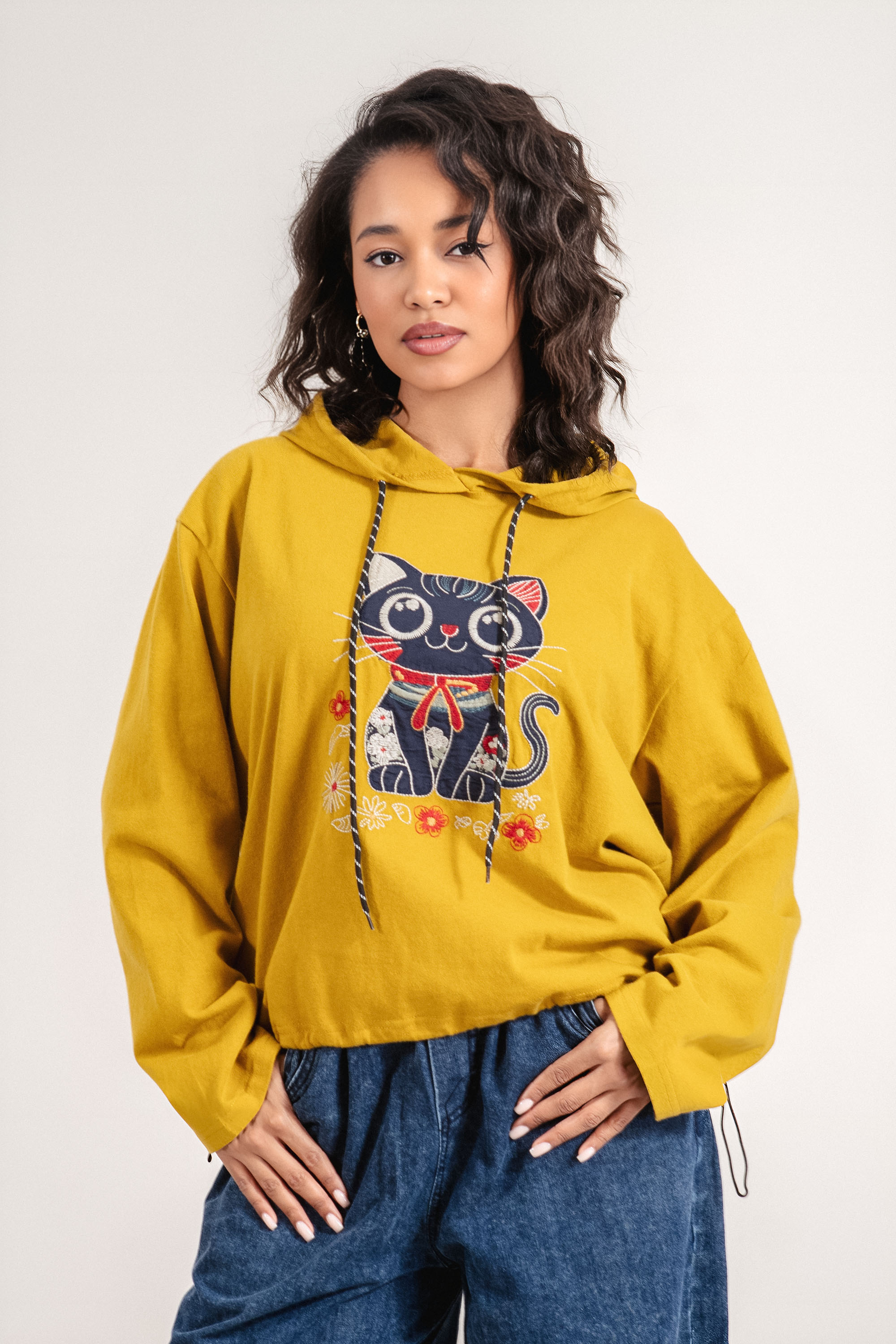 Дамски памучен суитшърт в цвят горчица с качулка и бродирана котка