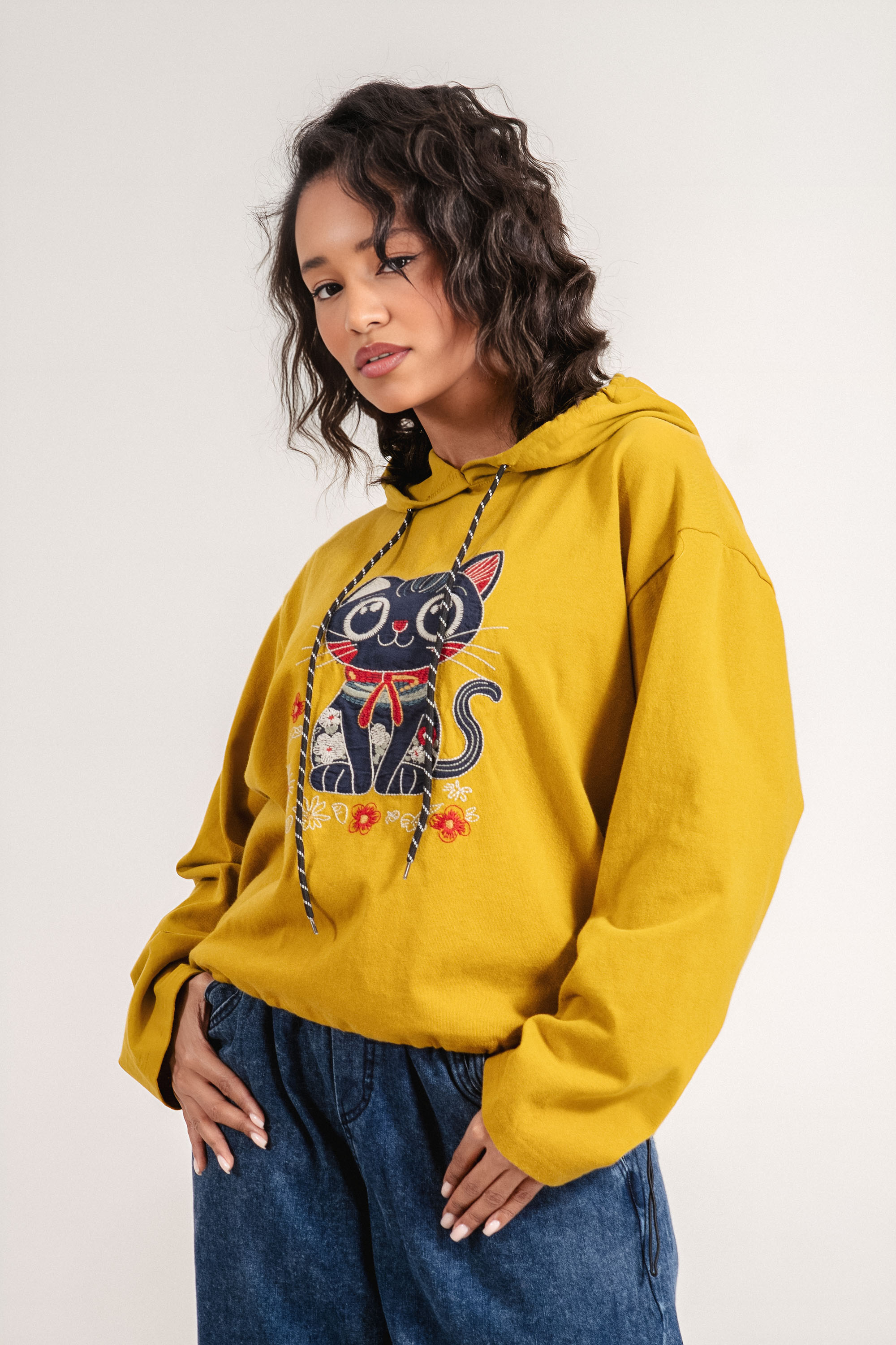 Дамски памучен суитшърт в цвят горчица с качулка и бродирана котка