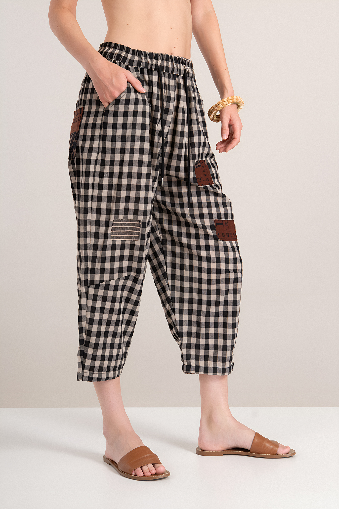 Дамски панталон от памук с принт едро каре в черно и бежово с леопардова апликация