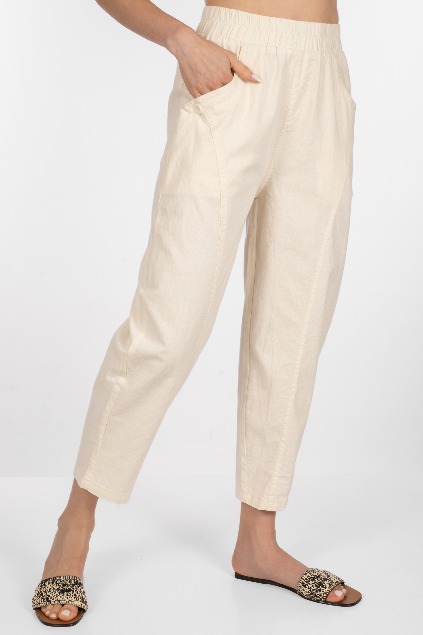 Дамски панталон от памук в екрю с ластик в талията и копче на страничните джобове