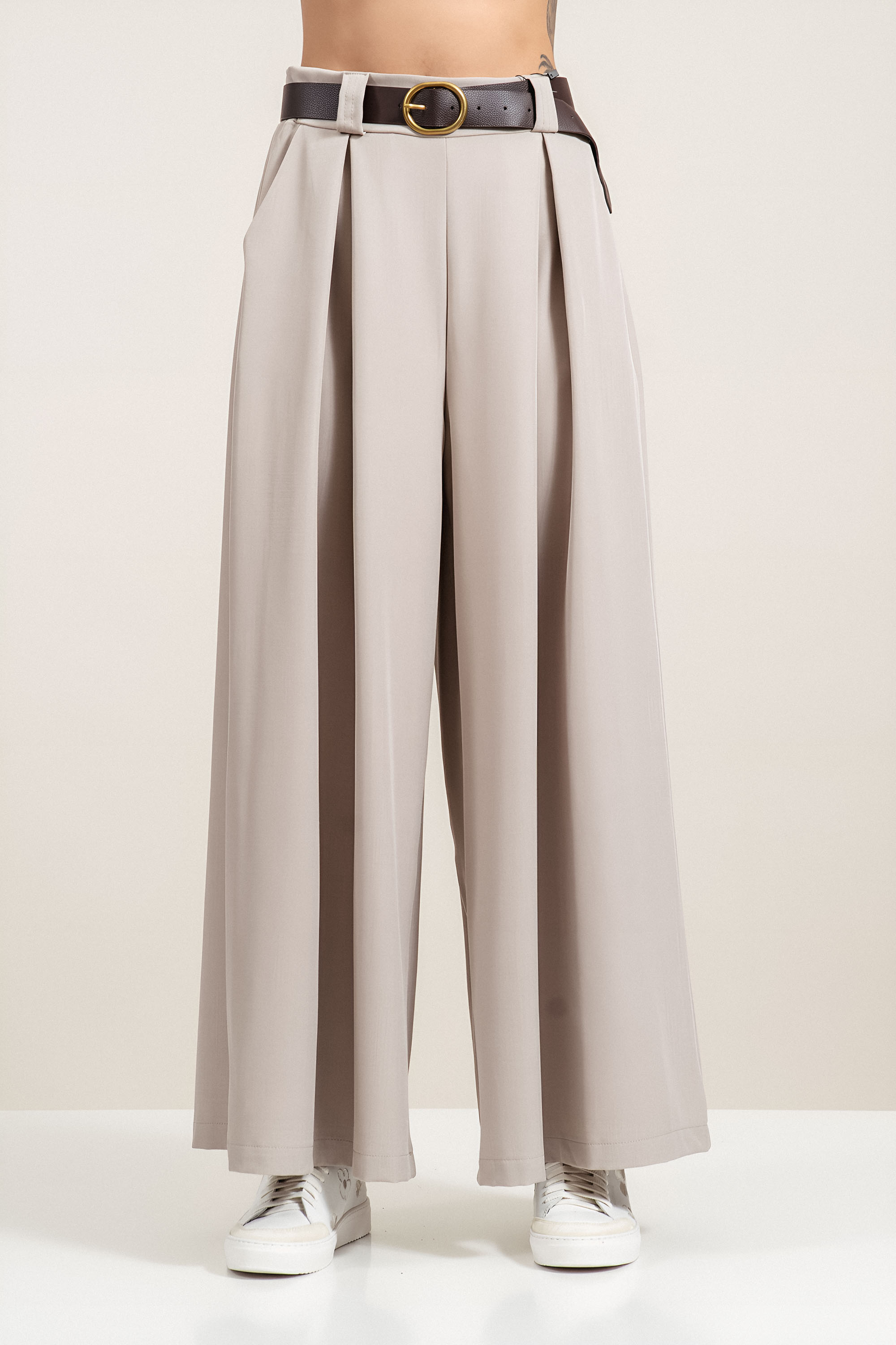 Дамски панталон с широк крачол в бежово с плохи и декоративен колан