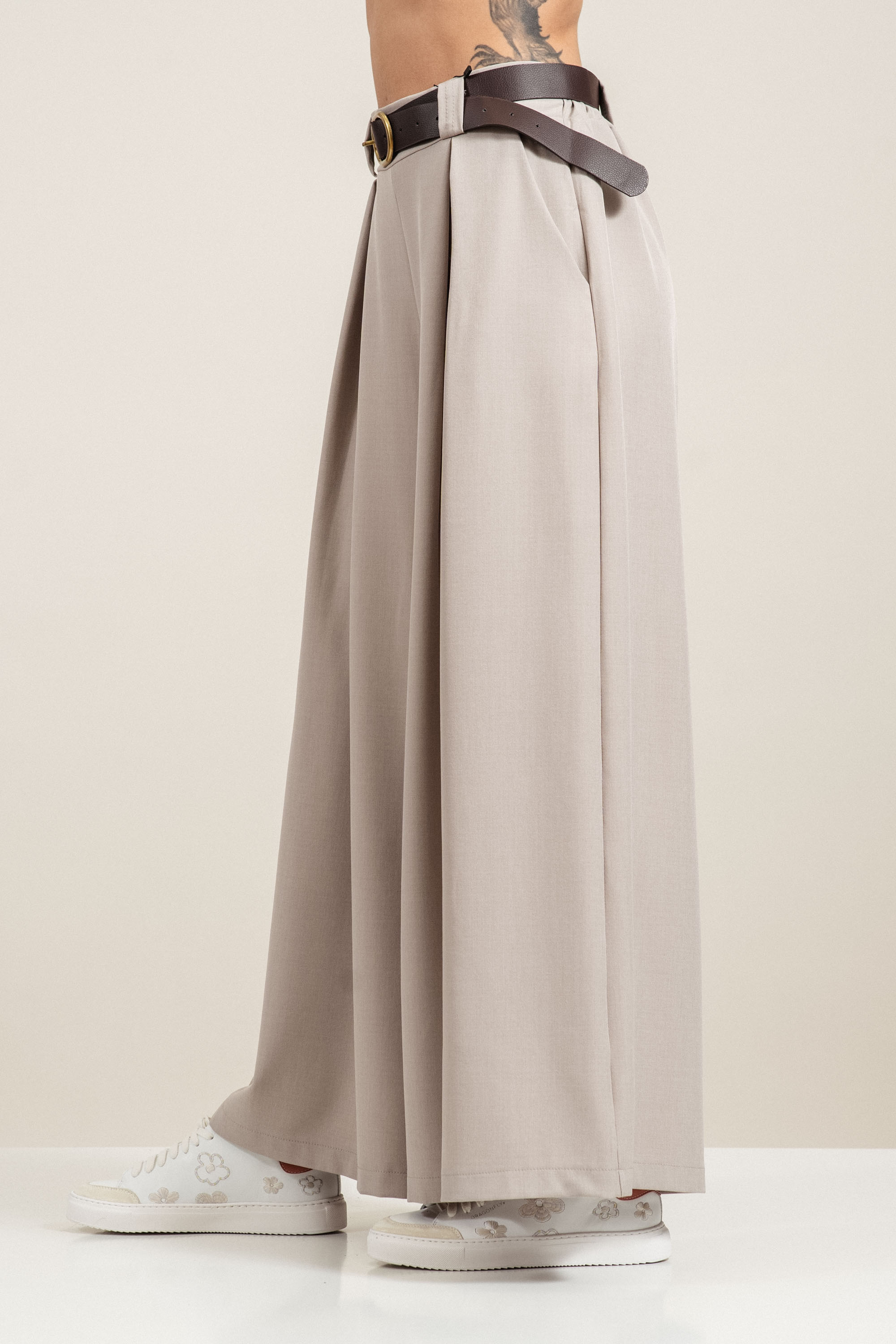 Дамски панталон с широк крачол в бежово с плохи и декоративен колан
