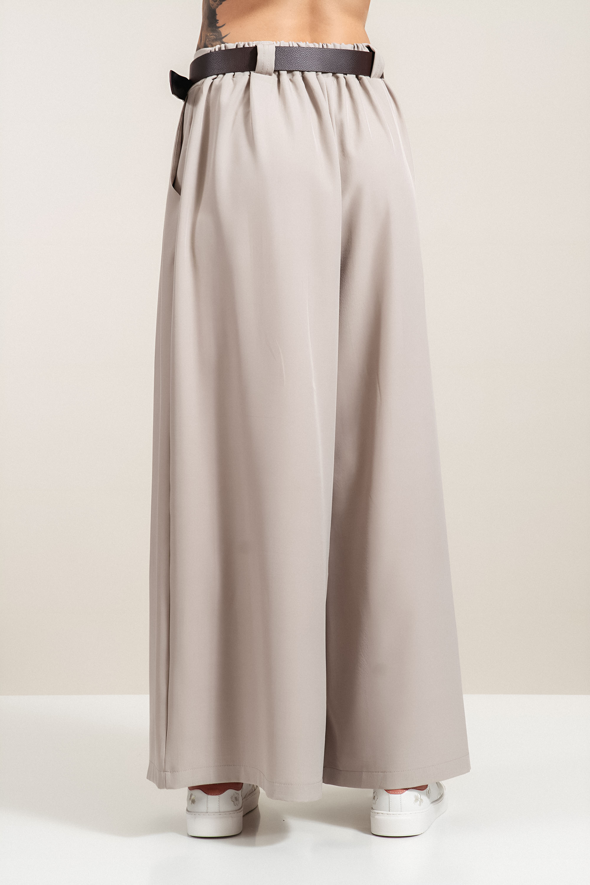 Дамски панталон с широк крачол в бежово с плохи и декоративен колан