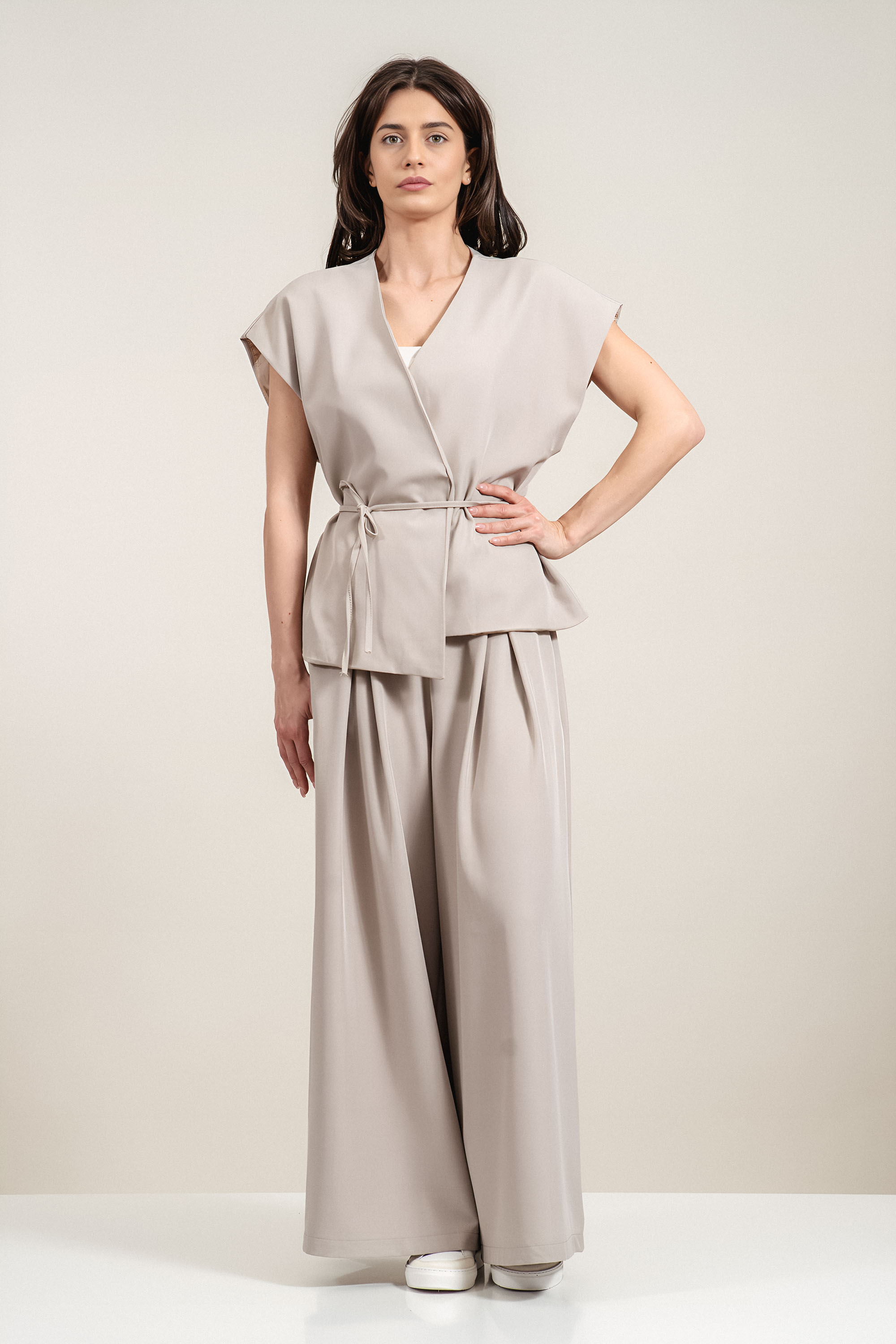 Дамски панталон с широк крачол в бежово с плохи и декоративен колан