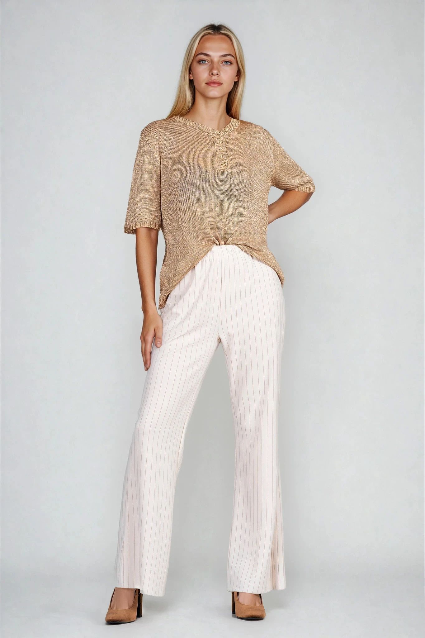 Дамски панталон в светлобежово с кафяво райе и разкроени крачоли