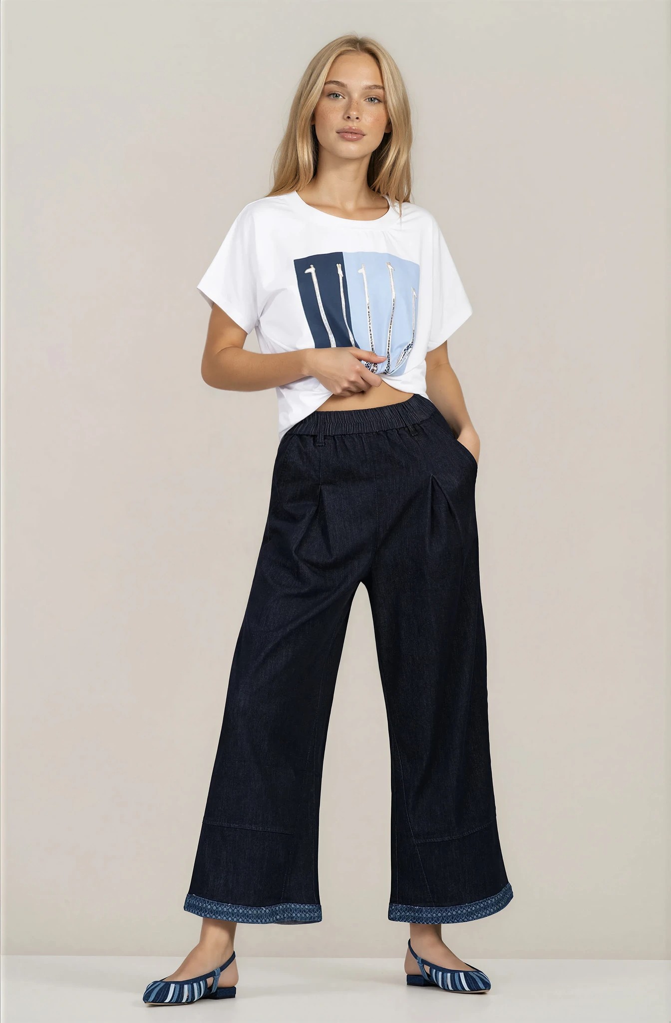 Дамски панталон в тъмносиньо с еластична талия и широк крачол