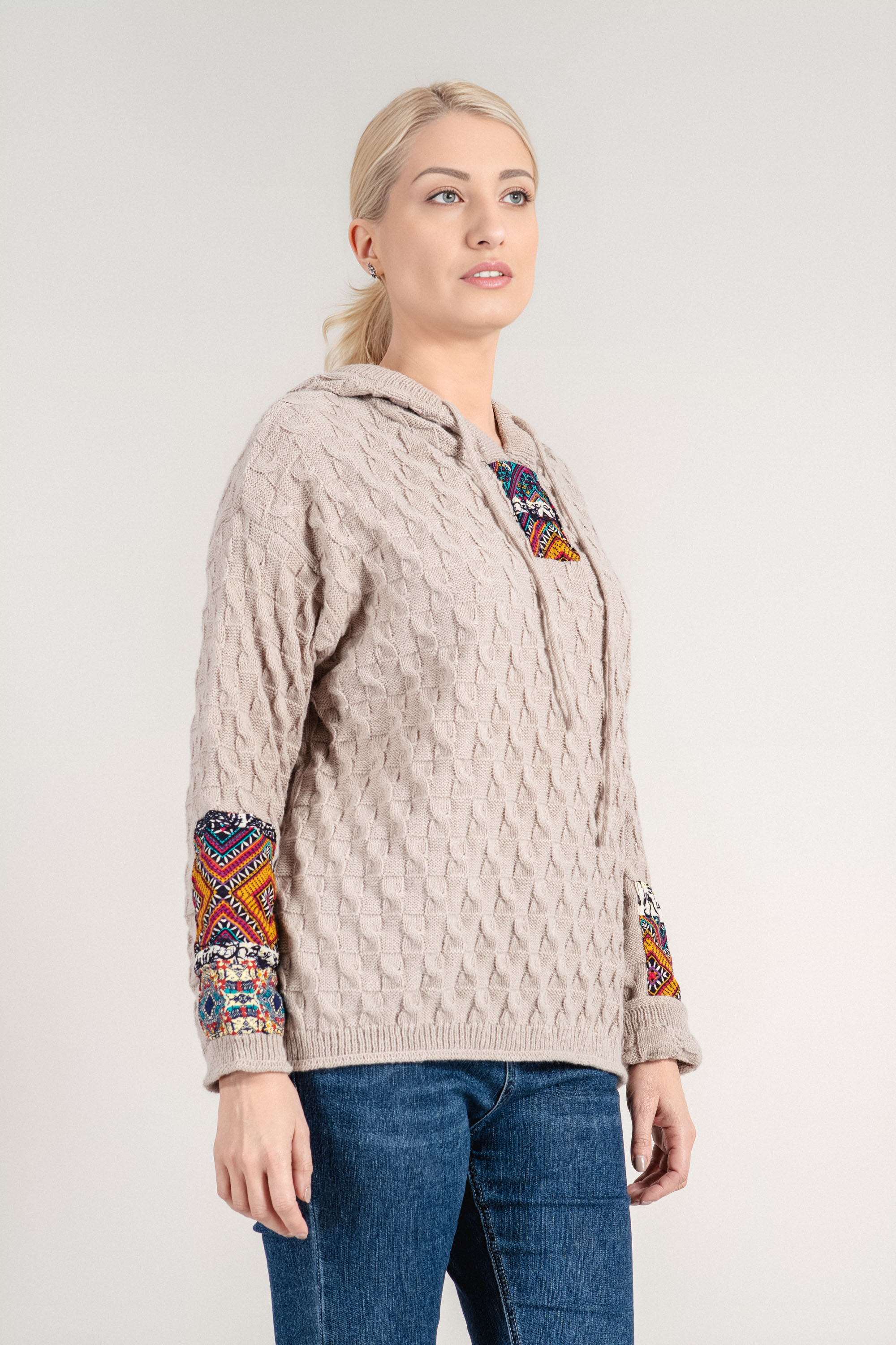 Дамски плетен пуловер в бежово с качулка и цветни апликации