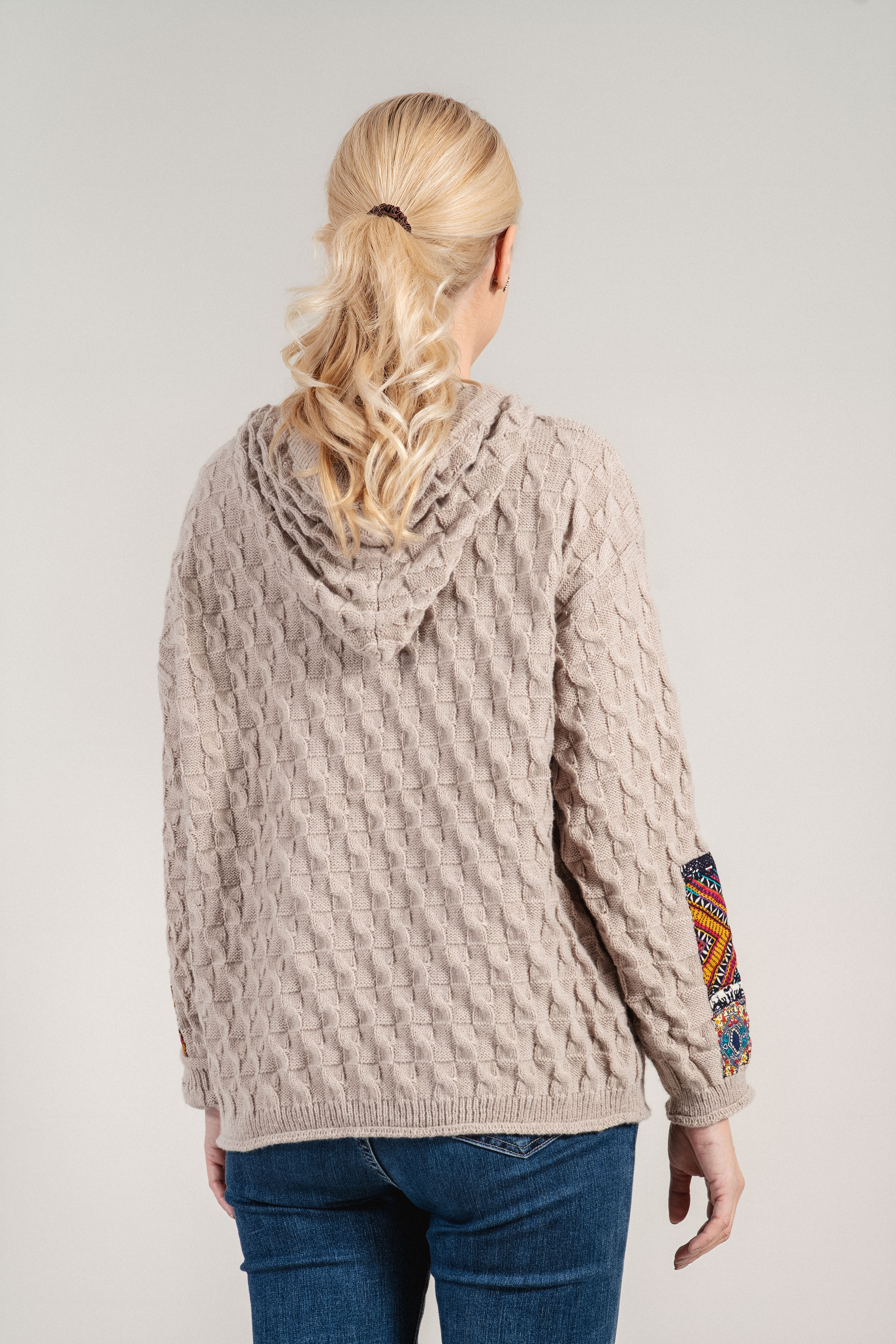 Дамски плетен пуловер в бежово с качулка и цветни апликации