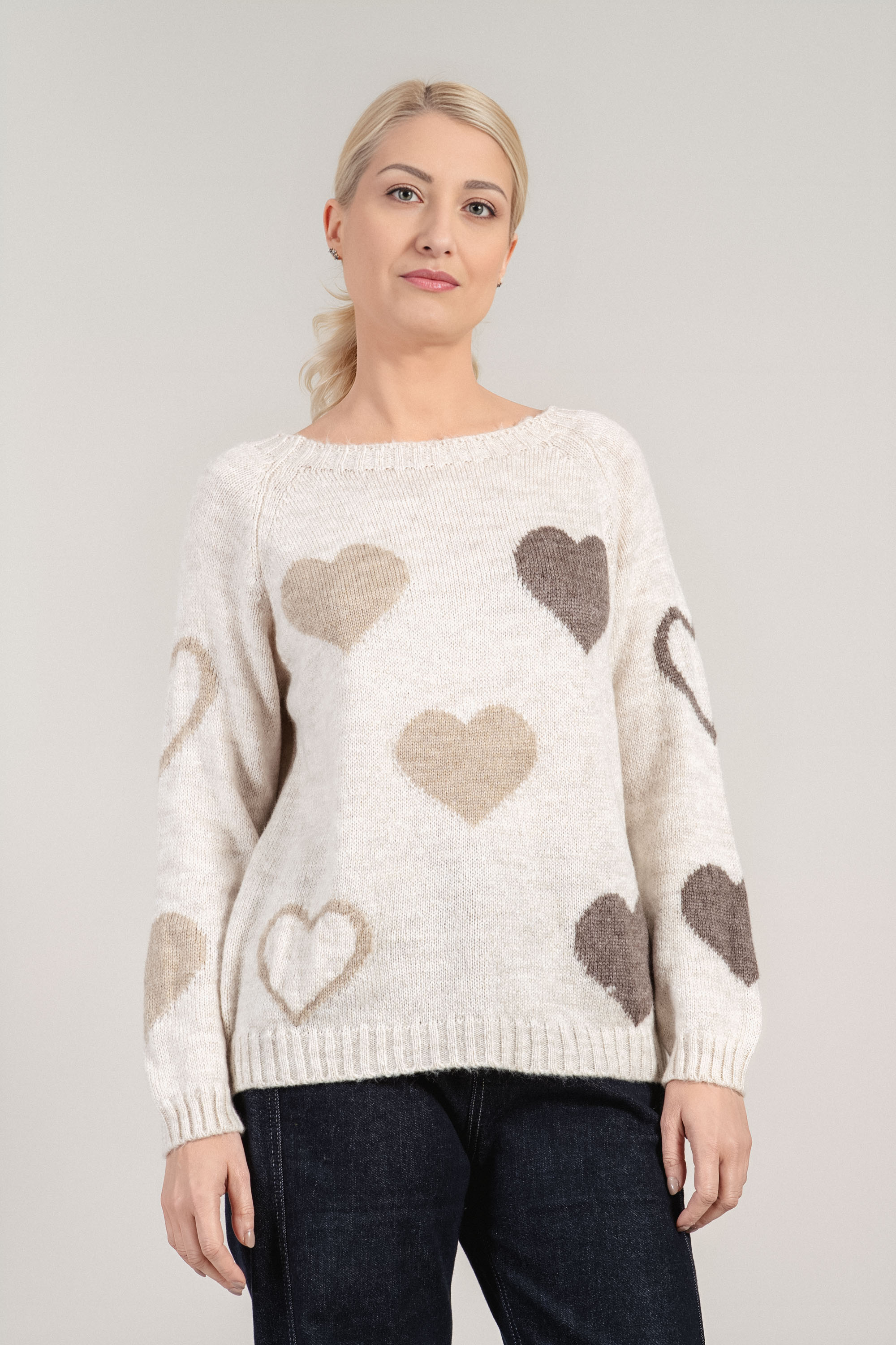 Дамски плетен пуловер в бежово с принт сърца