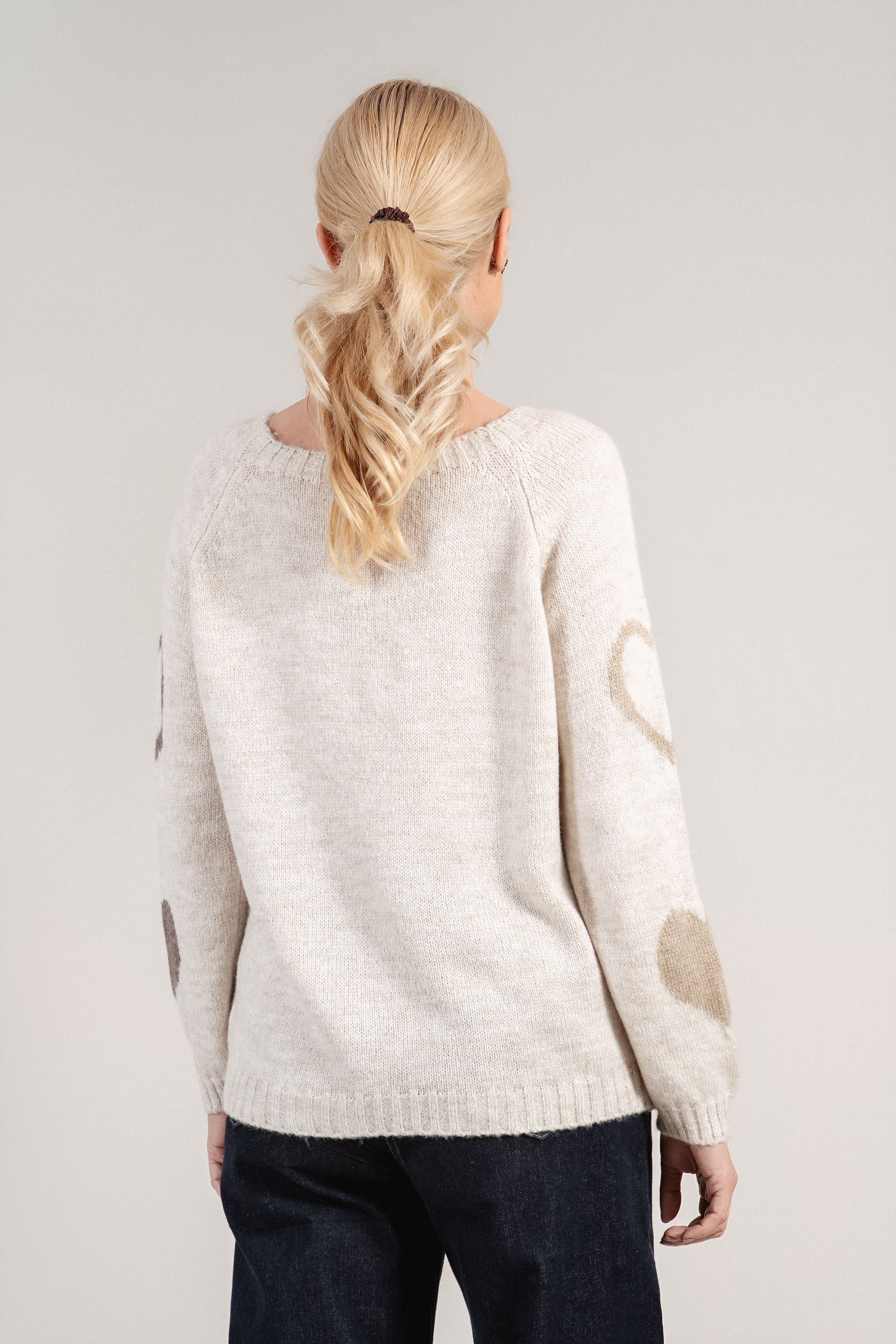 Дамски плетен пуловер в бежово с принт сърца