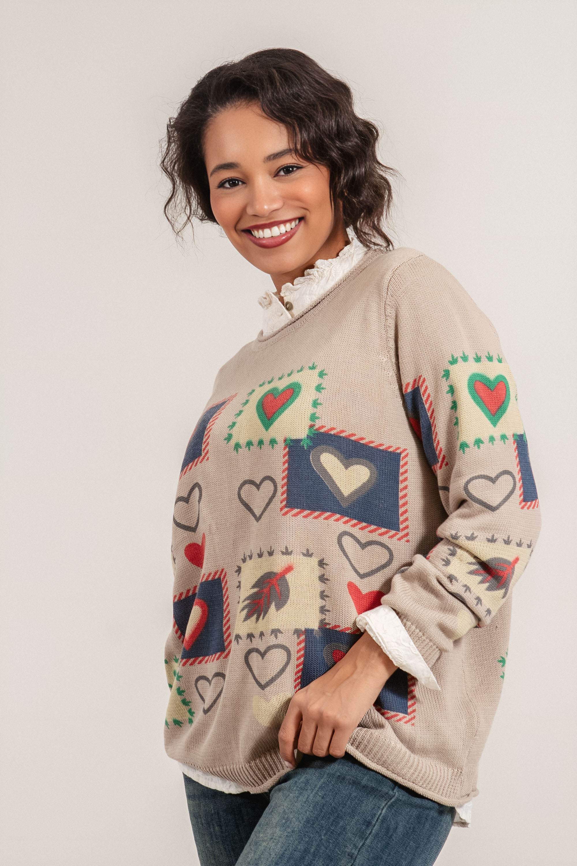 Дамски плетен пуловер в бежово с принт сърца и свободна кройка