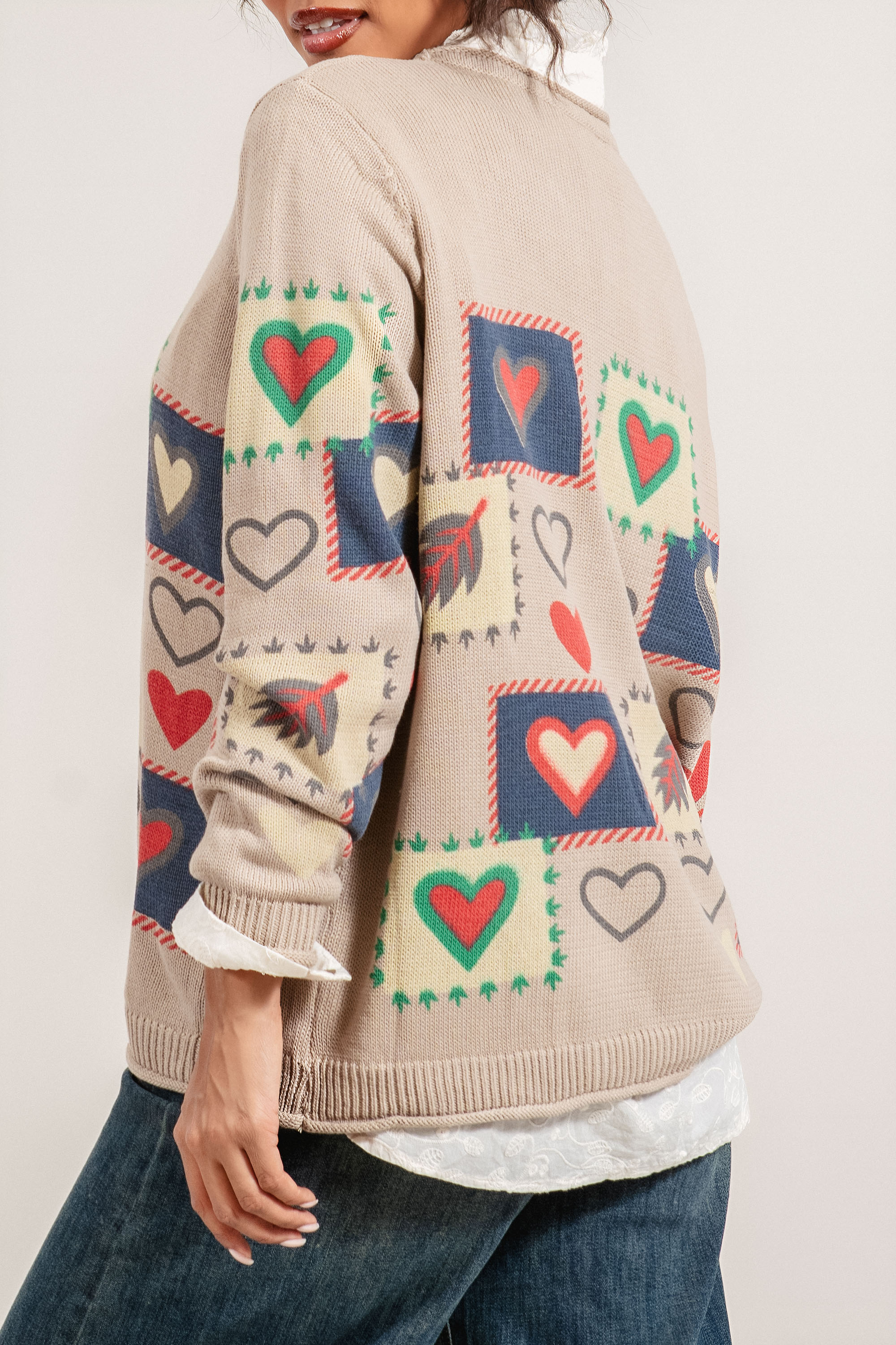 Дамски плетен пуловер в бежово с принт сърца и свободна кройка