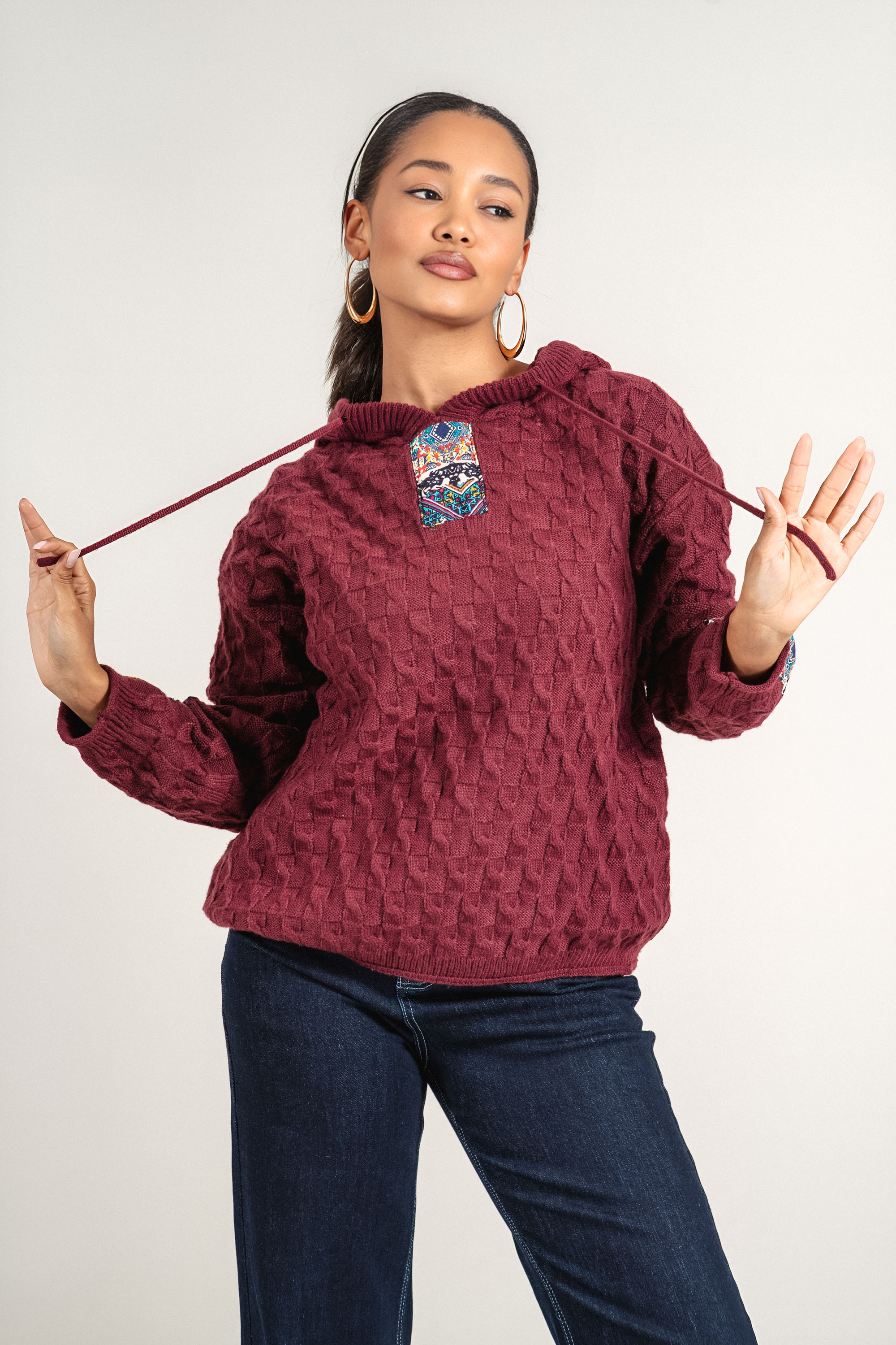 Дамски плетен пуловер в бордо с качулка и цветни апликации