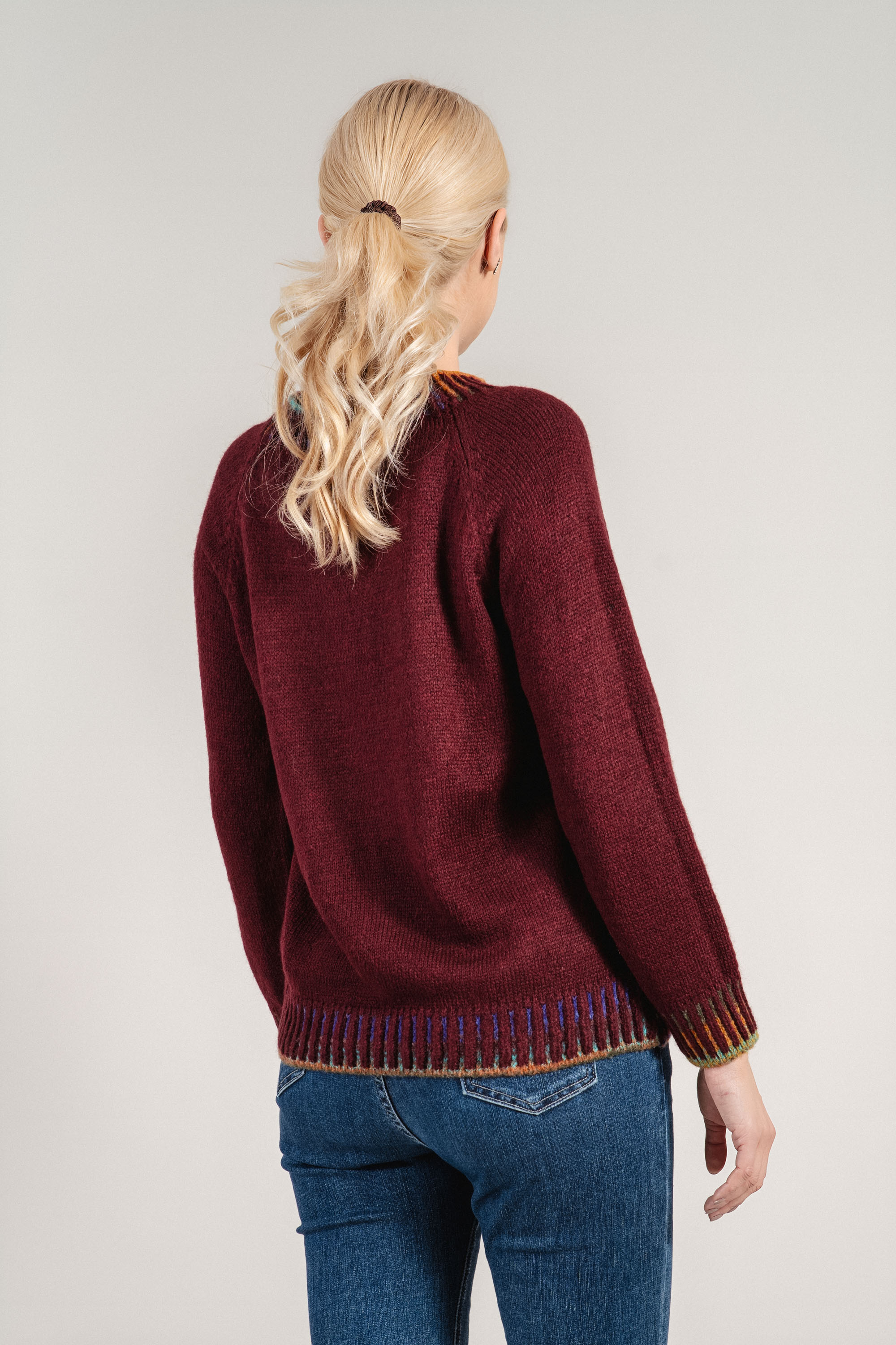 Дамски плетен пуловер в цвят бордо с цветно окантване