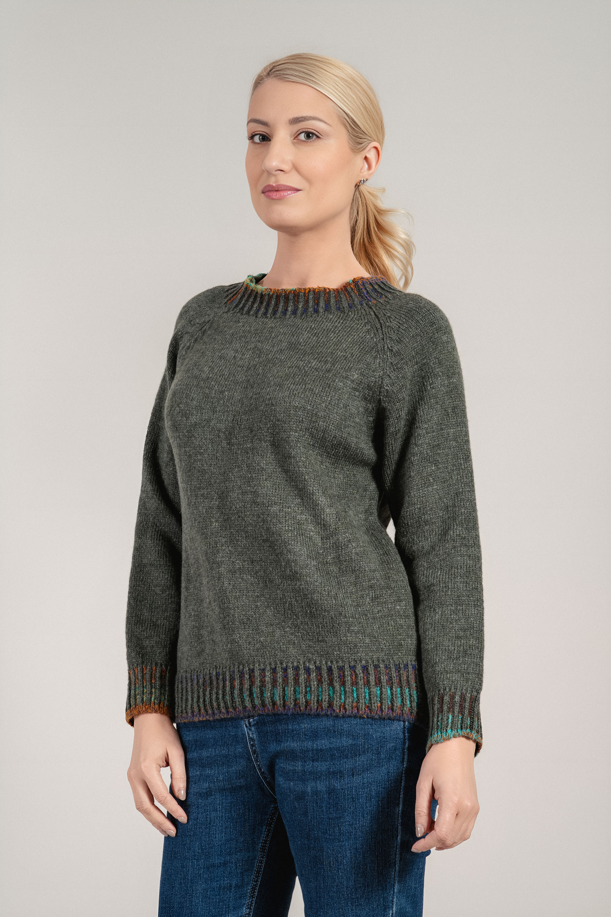 Дамски плетен пуловер в зелено с цветно окантване