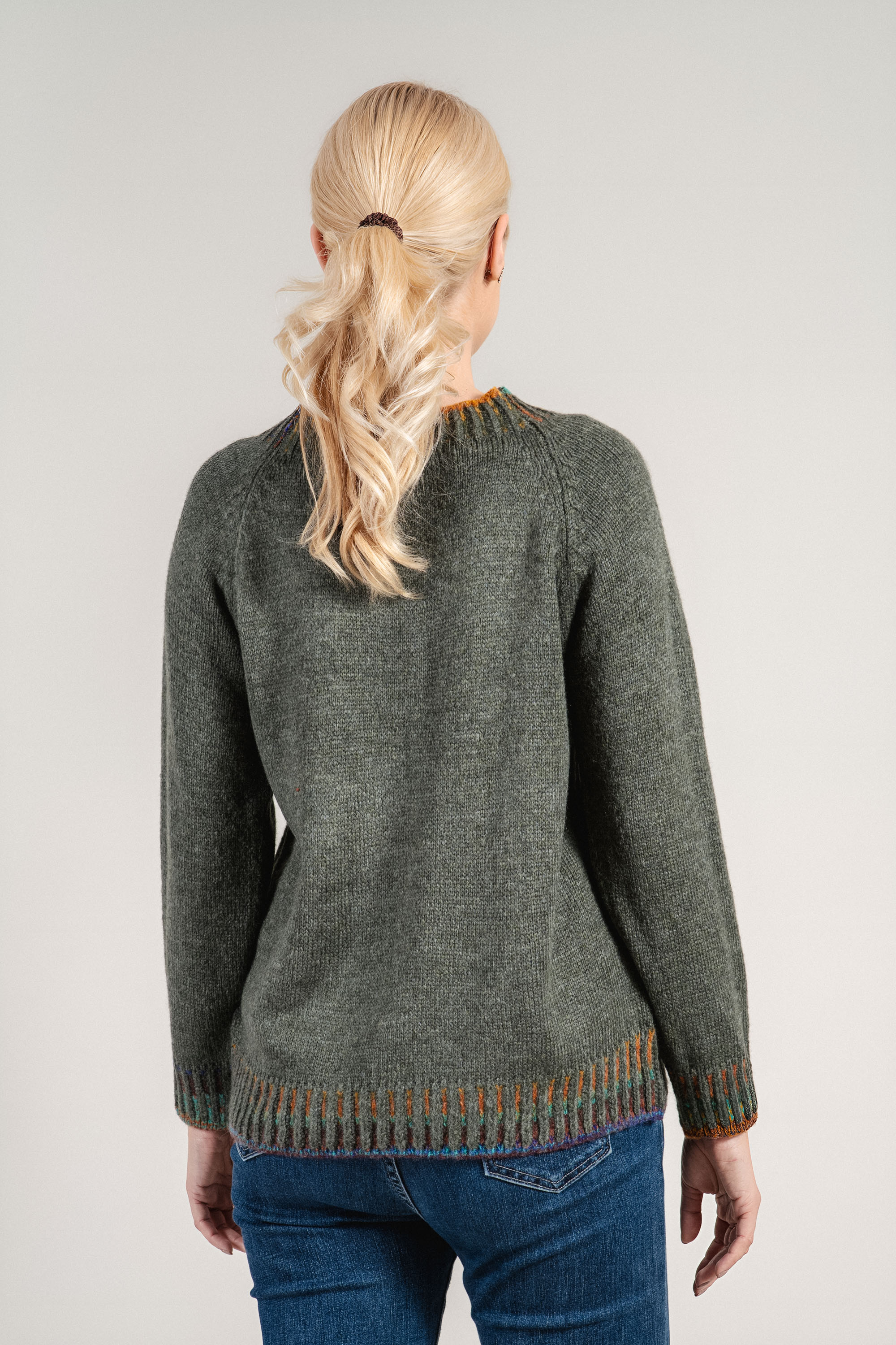 Дамски плетен пуловер в зелено с цветно окантване