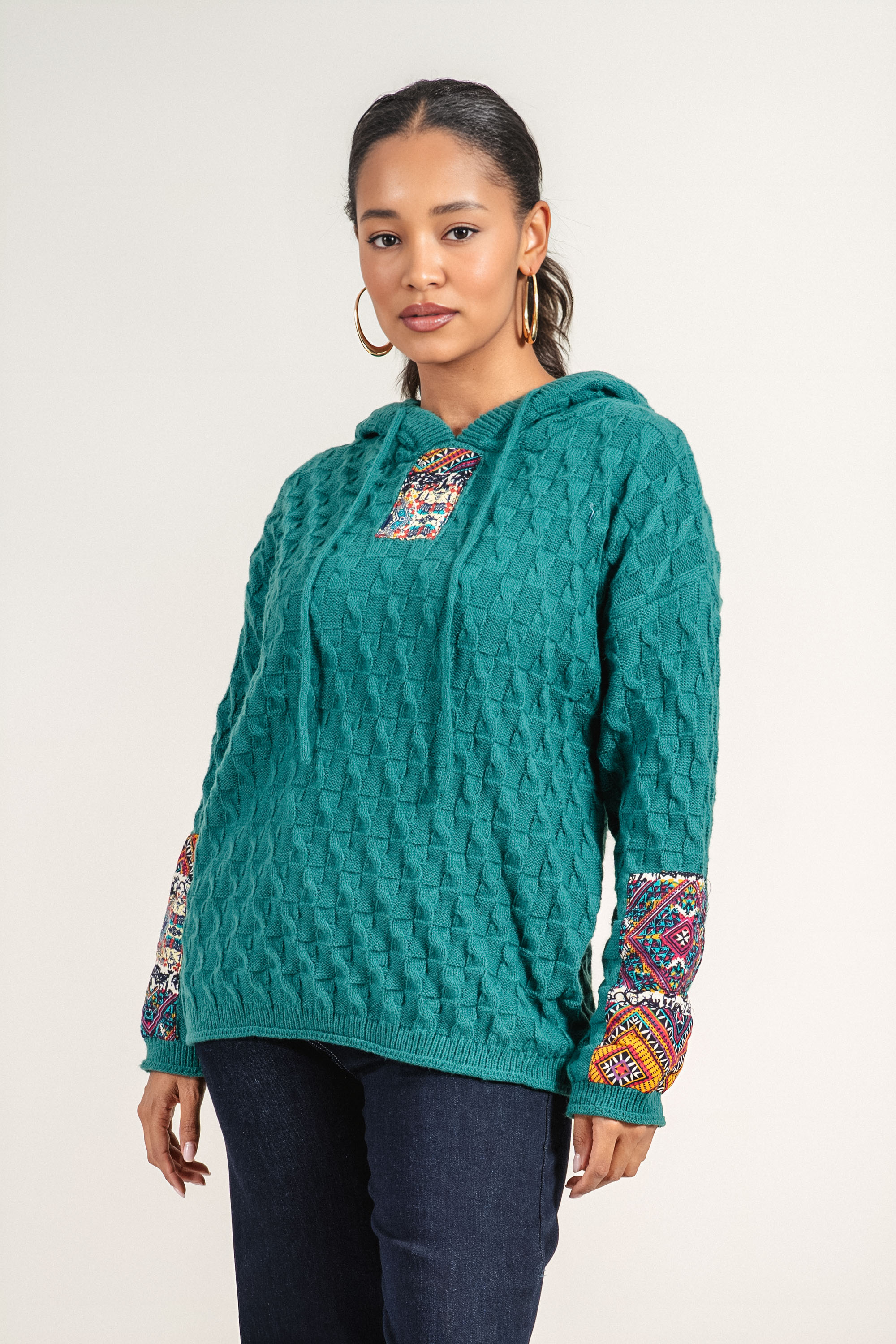 Дамски плетен пуловер в зелено с качулка и цветни апликации