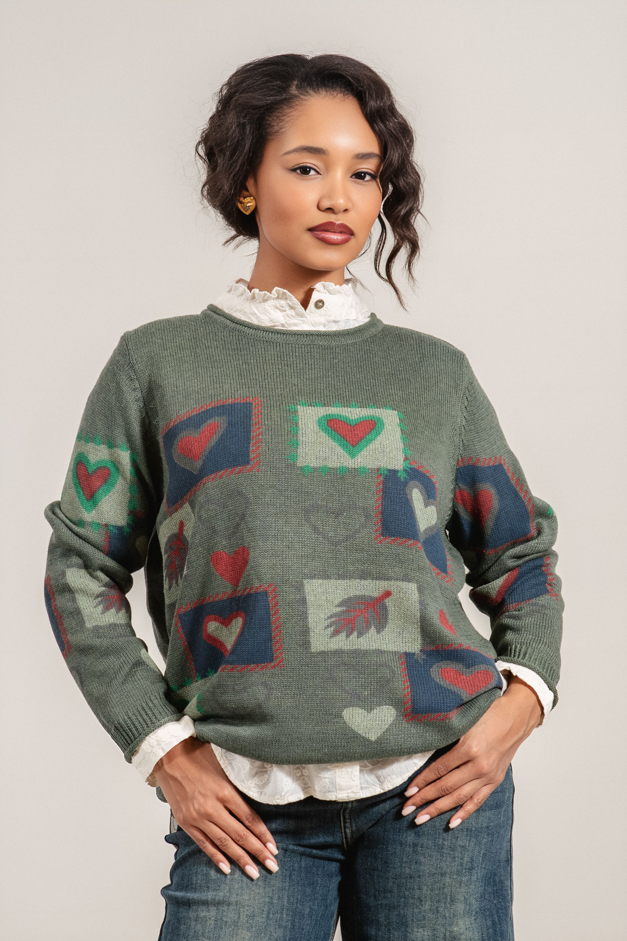 Дамски плетен пуловер в зелено с принт сърца и свободна кройка