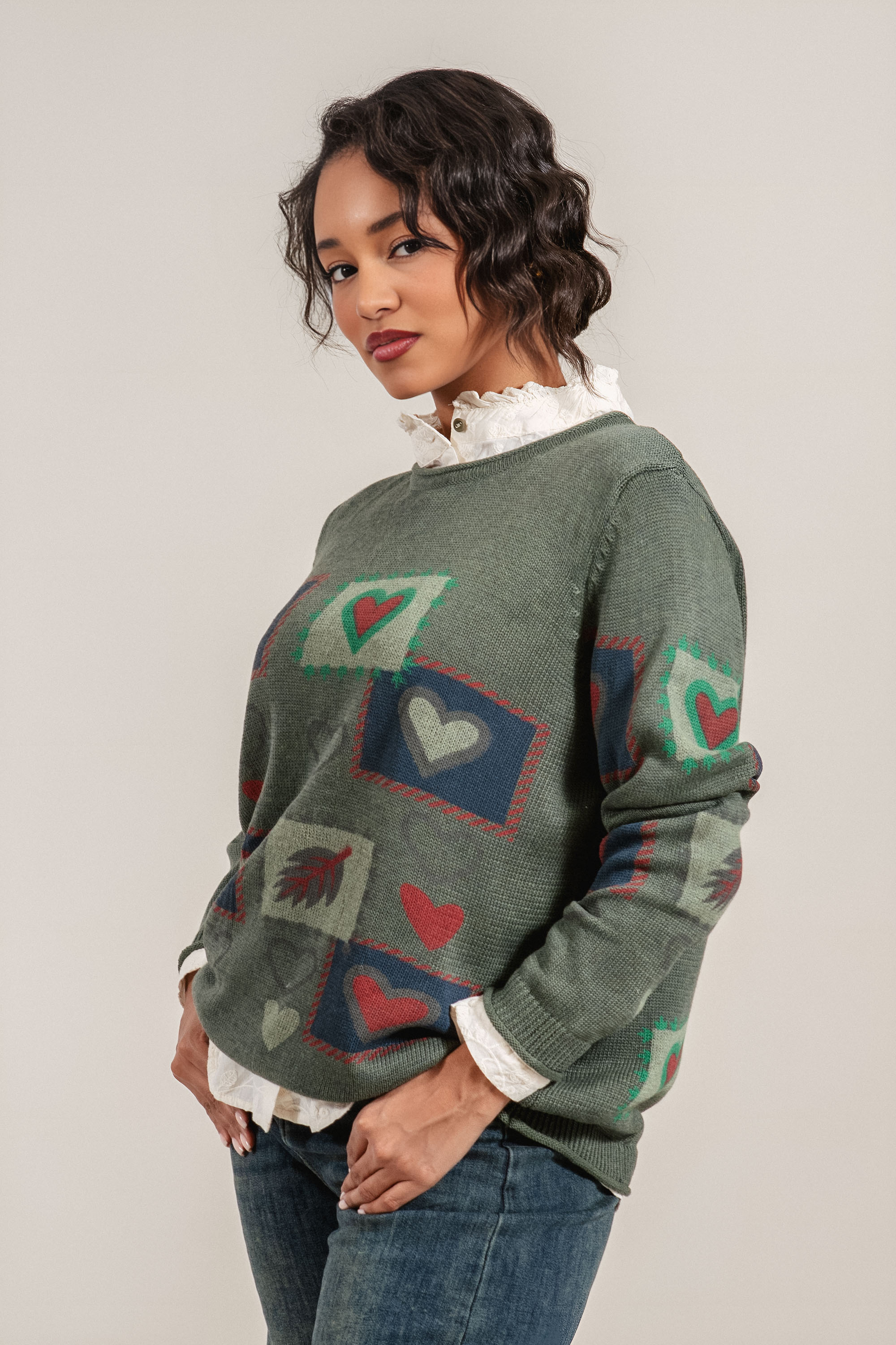 Дамски плетен пуловер в зелено с принт сърца и свободна кройка