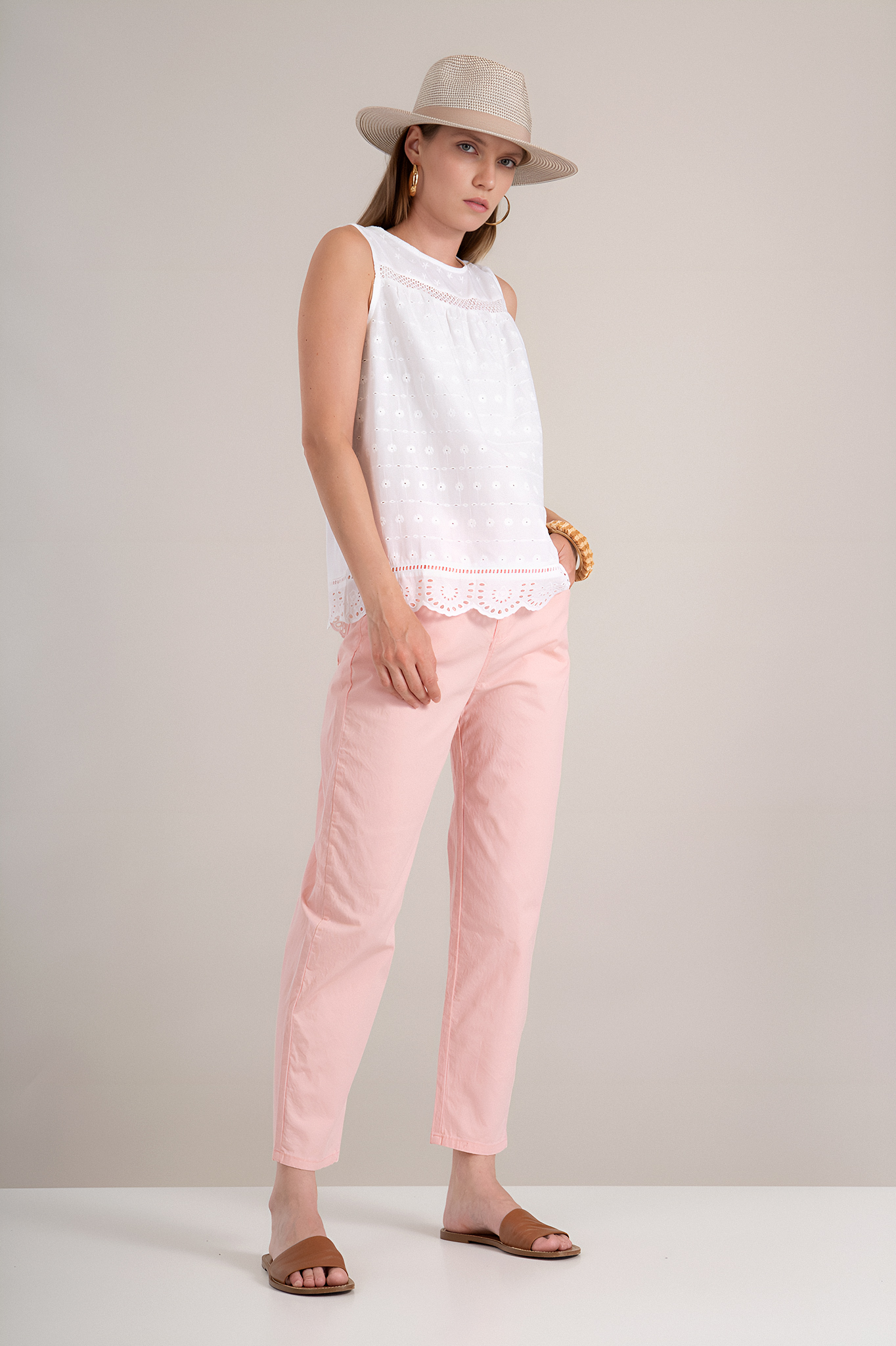 Дамски потник от памук в бяло с дебели презрамки и нежна бродерия