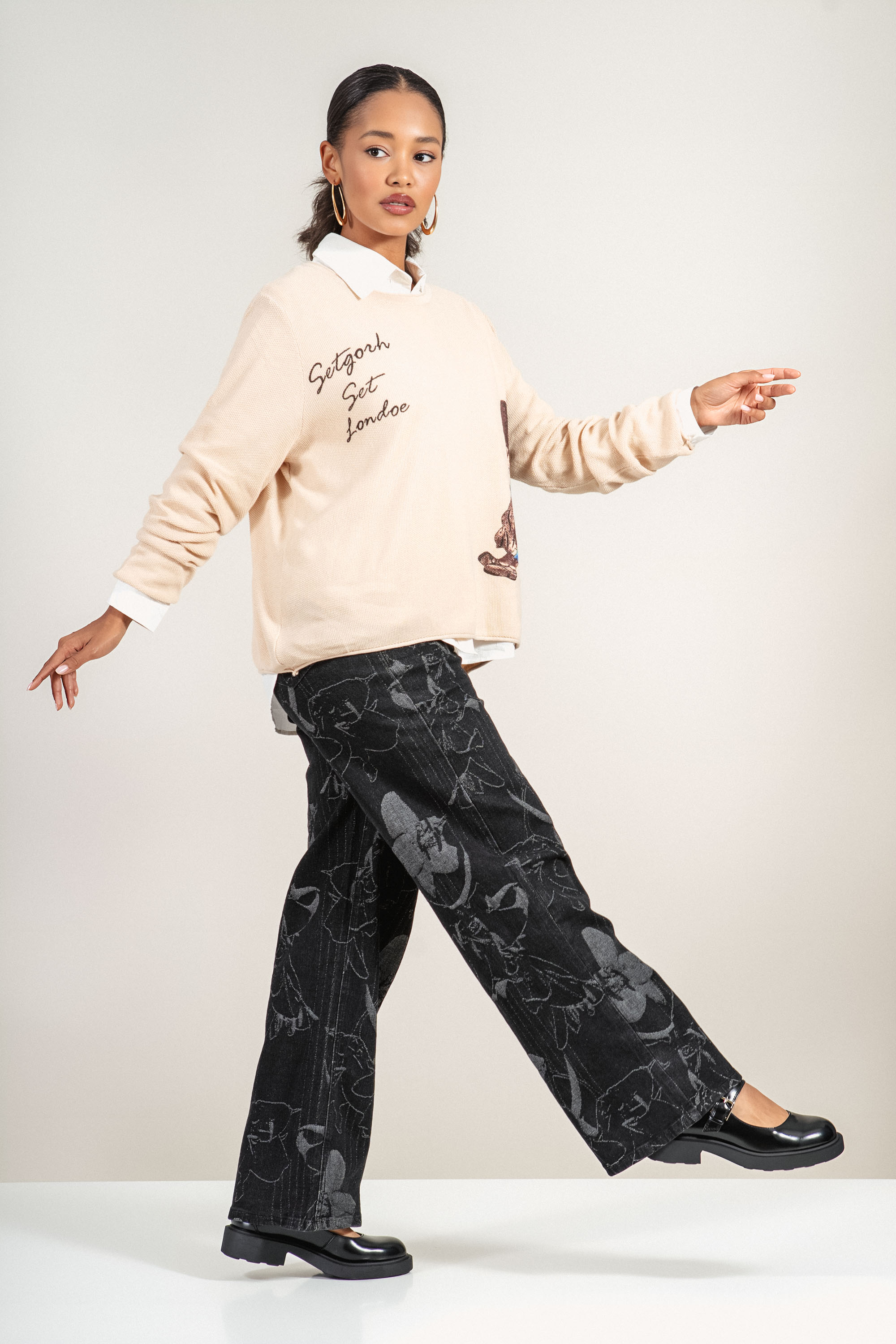 Дамски пуловер фино плетиво в бежово с щампа и надпис