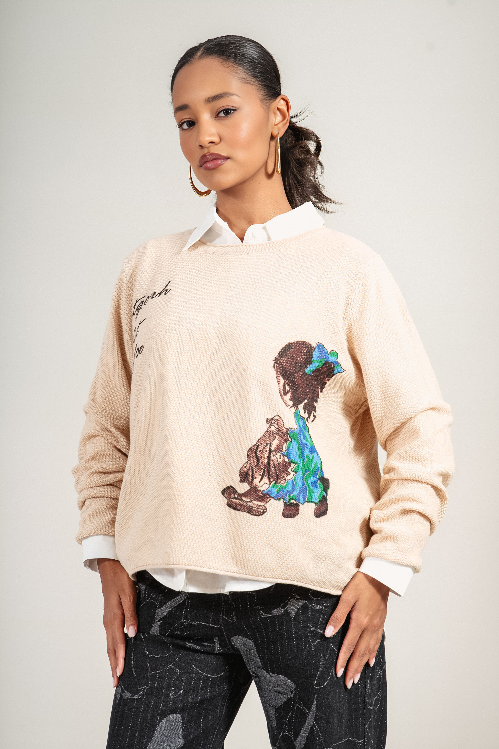 Дамски пуловер фино плетиво в бежово с щампа и надпис