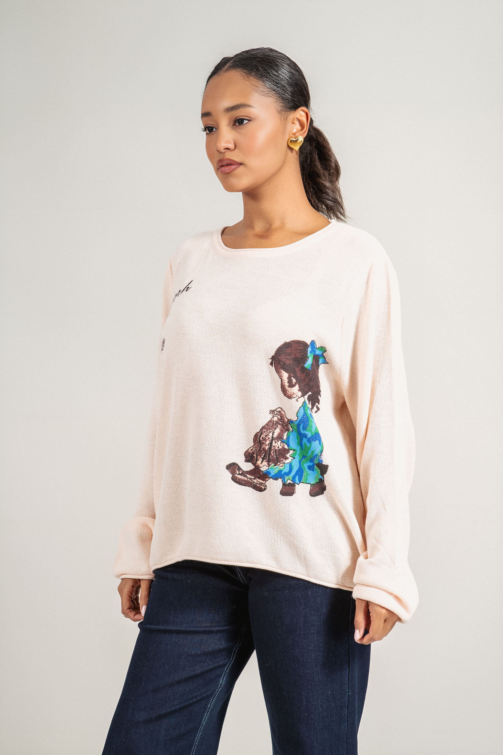 Дамски пуловер фино плетиво в кремаво с щампа и надпис