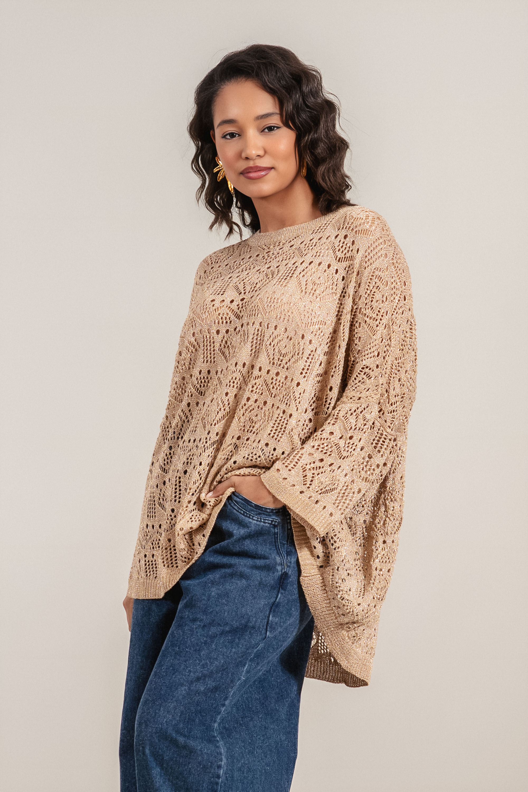 Дамски пуловер от едро плетиво в златисто с връзки на гърба