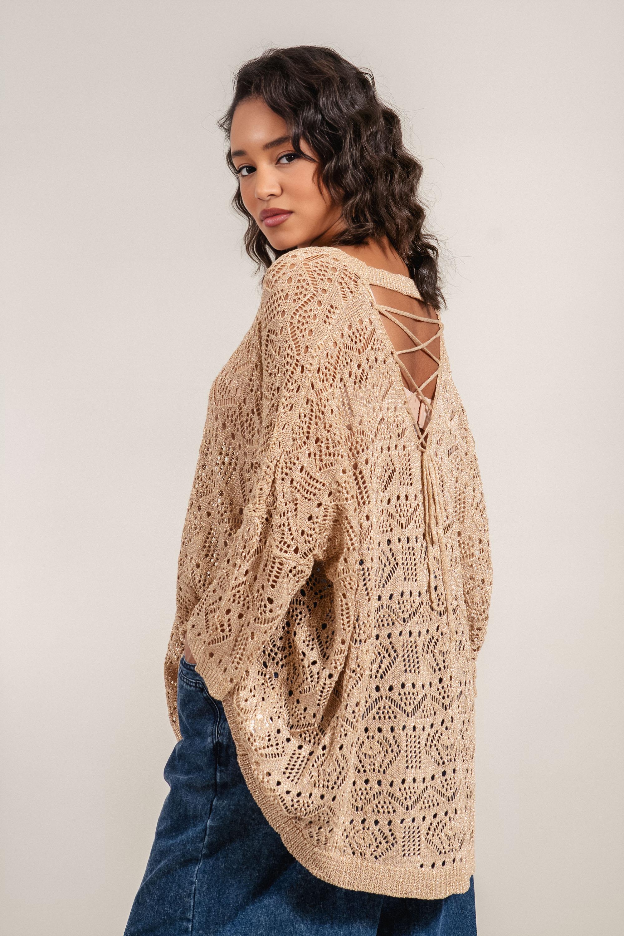 Дамски пуловер от едро плетиво в златисто с връзки на гърба