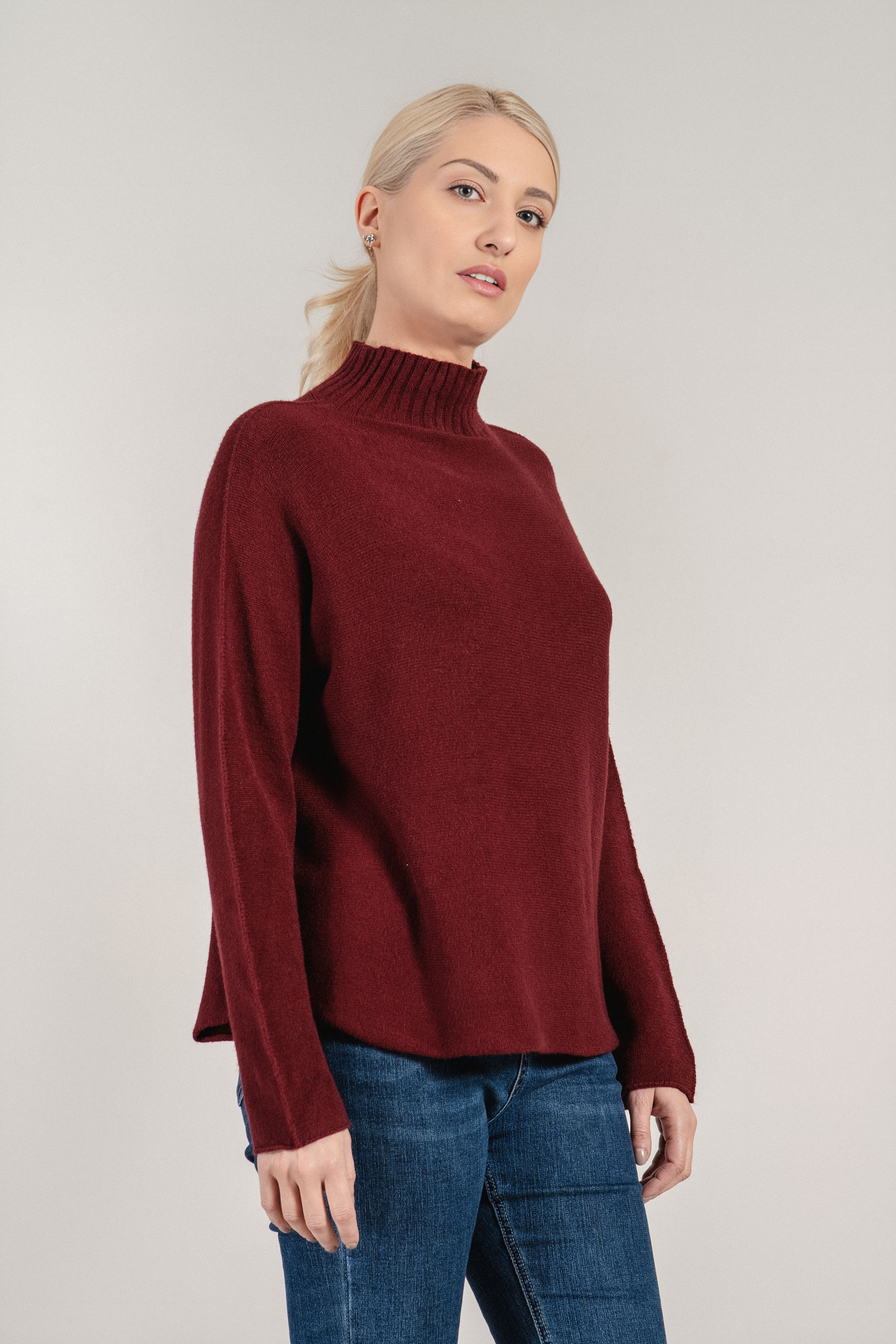 Дамски пуловер от фино плетиво с поло яка в цвят бордо