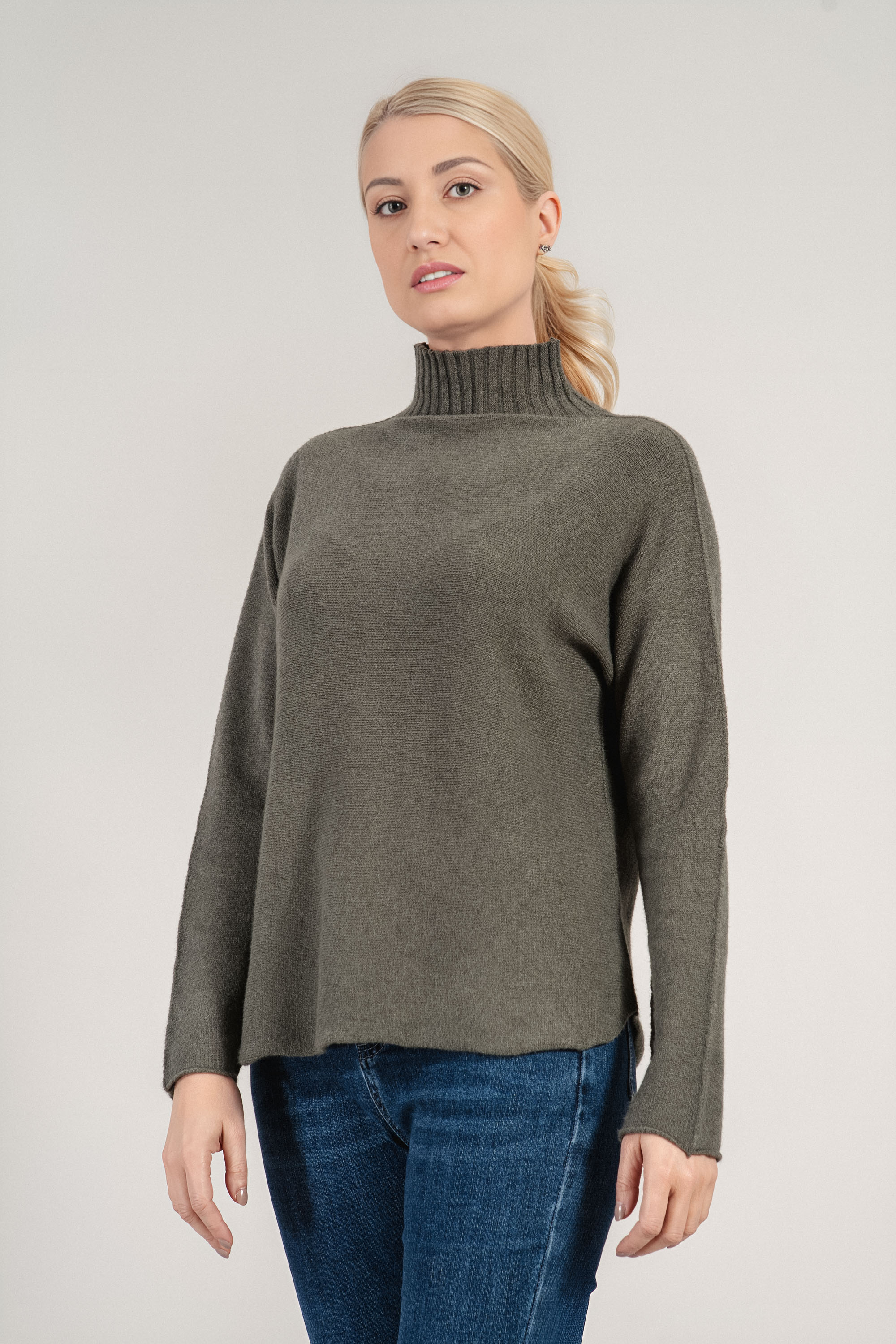 Дамски пуловер от фино плетиво с поло яка в цвят милитъри