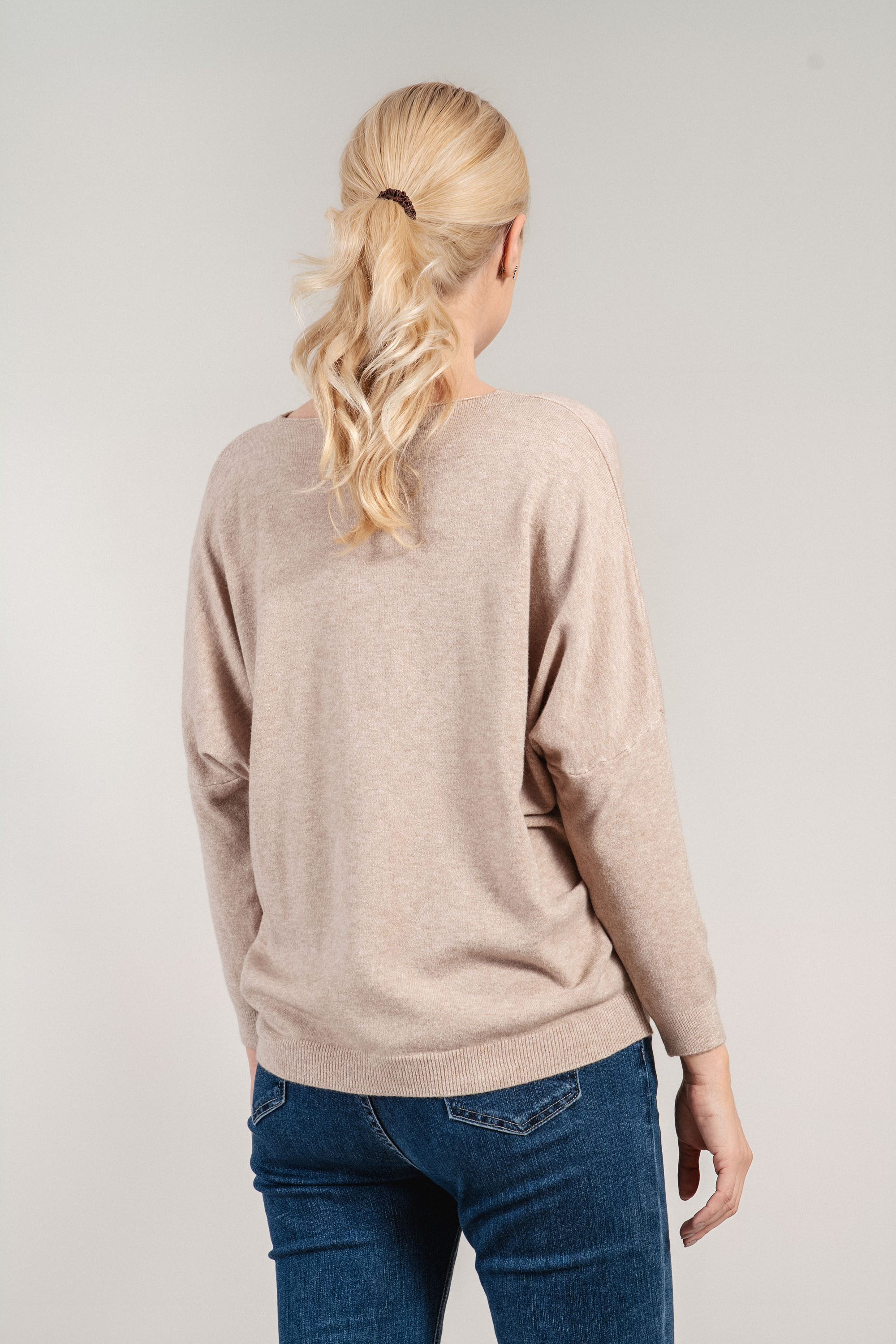 Дамски пуловер от фино плетиво в бежово с остро деколте и паднал ръкав