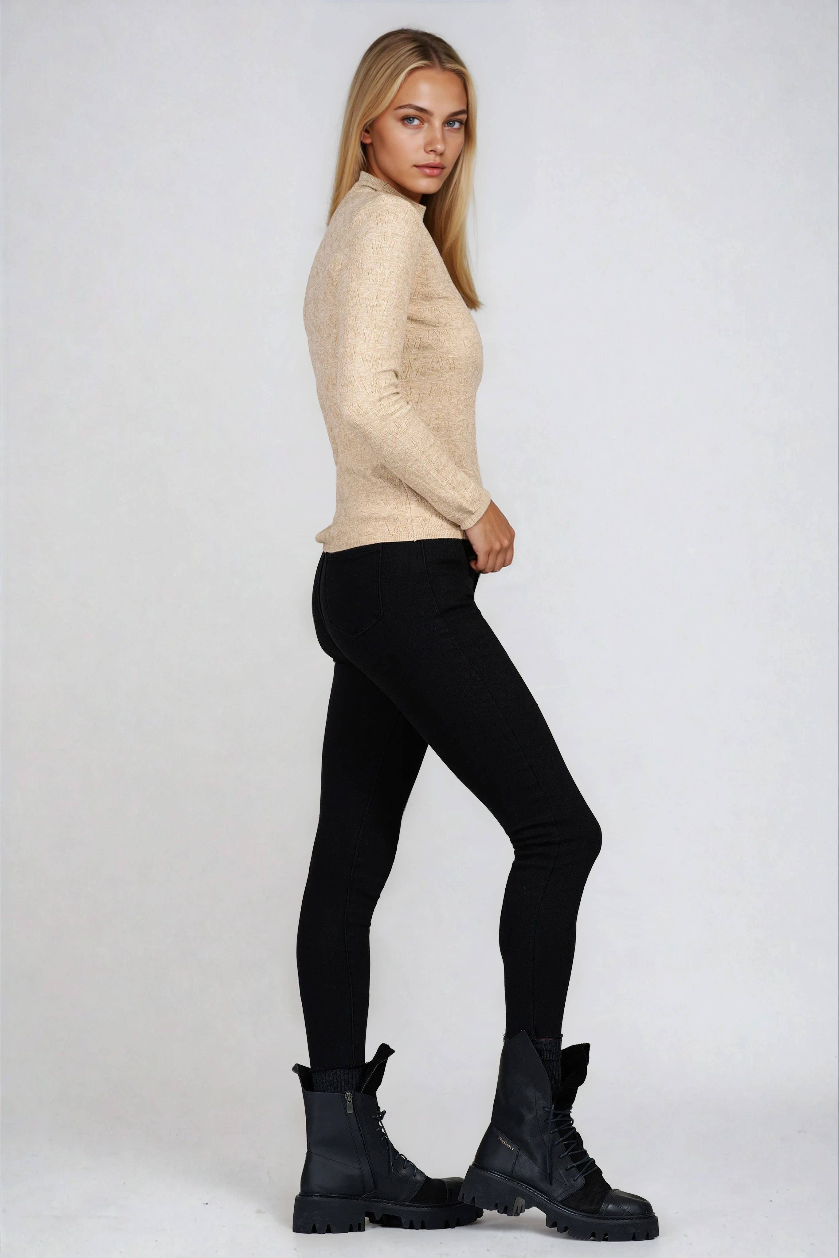 Дамски пуловер от фино плетиво в бежово с релефен принт и малко метално сърце