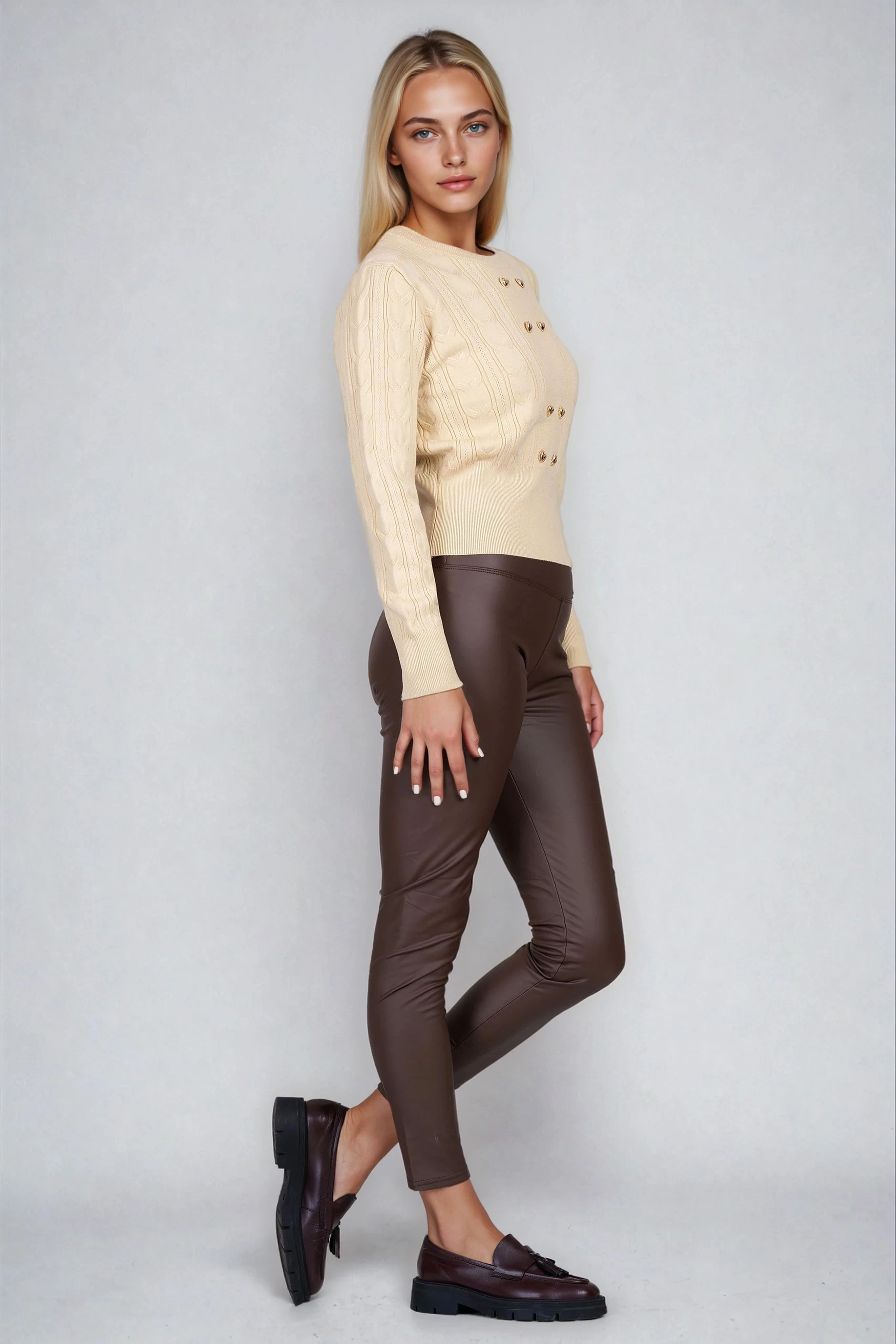 Дамски пуловер от фино плетиво в бежово с релефна плетка и сърцевидни копчета