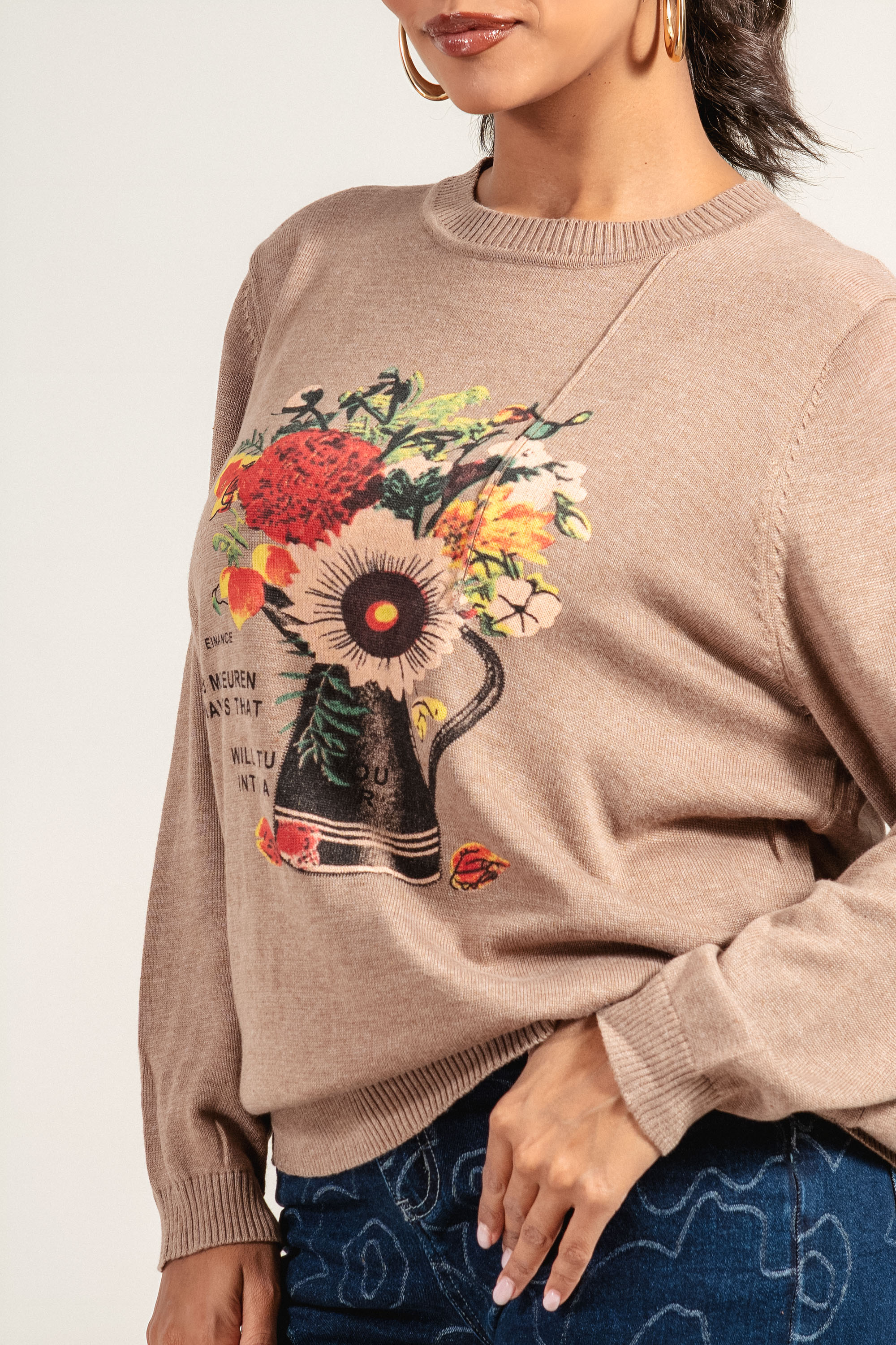 Дамски пуловер от фино плетиво в бежово с щампа ваза и цветя