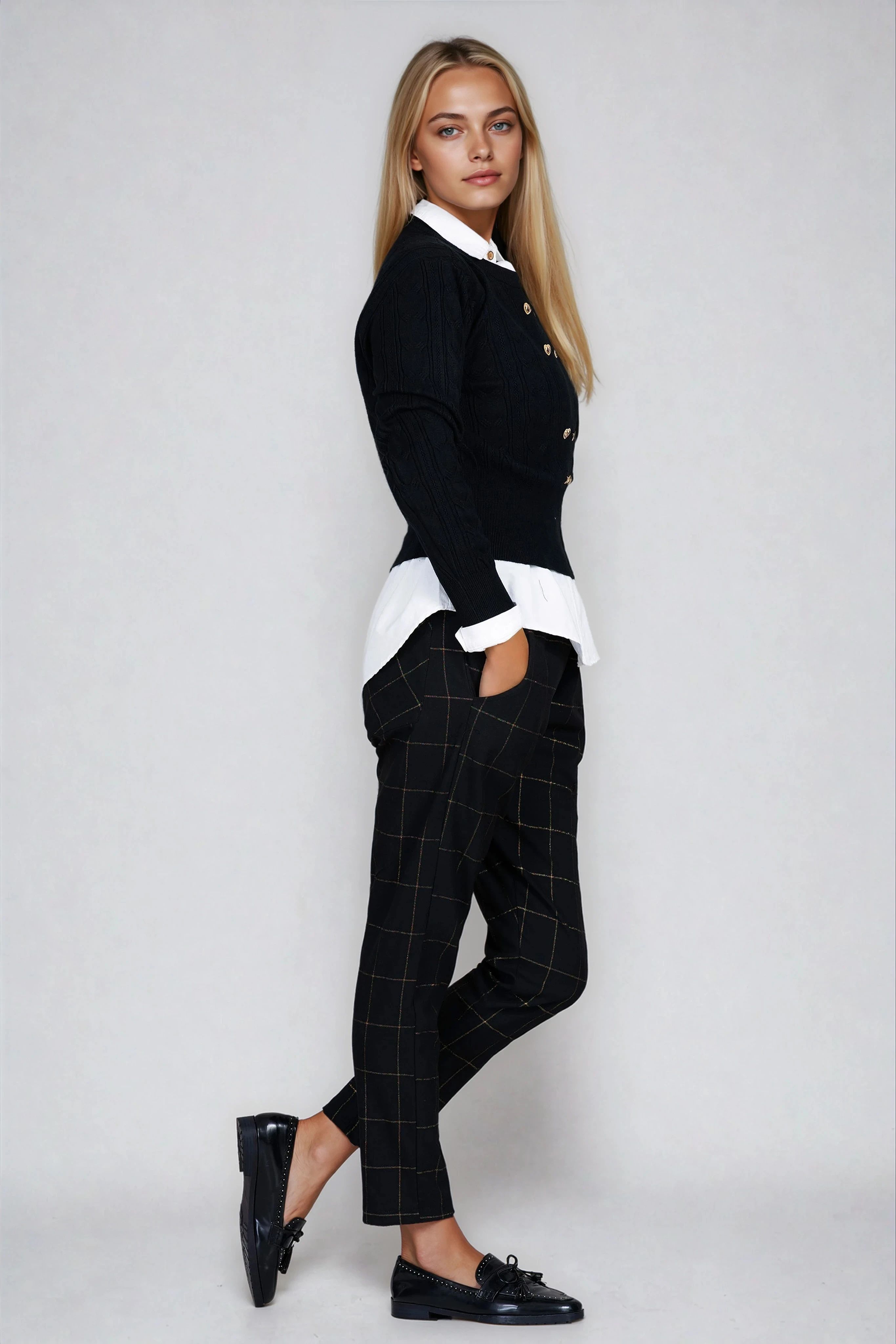 Дамски пуловер от фино плетиво в черно с релефна плетка и сърцевидни копчета