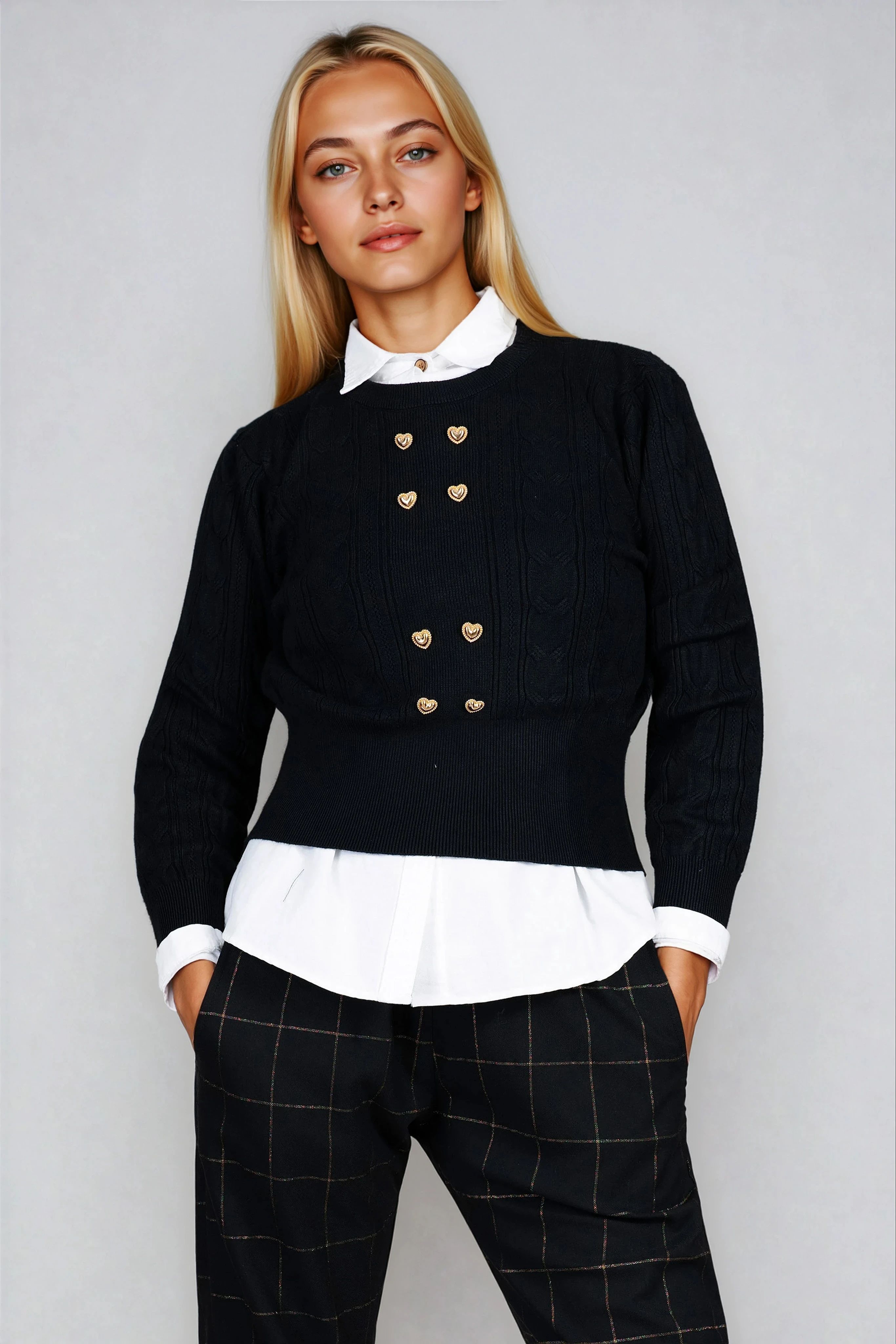 Дамски пуловер от фино плетиво в черно с релефна плетка и сърцевидни копчета
