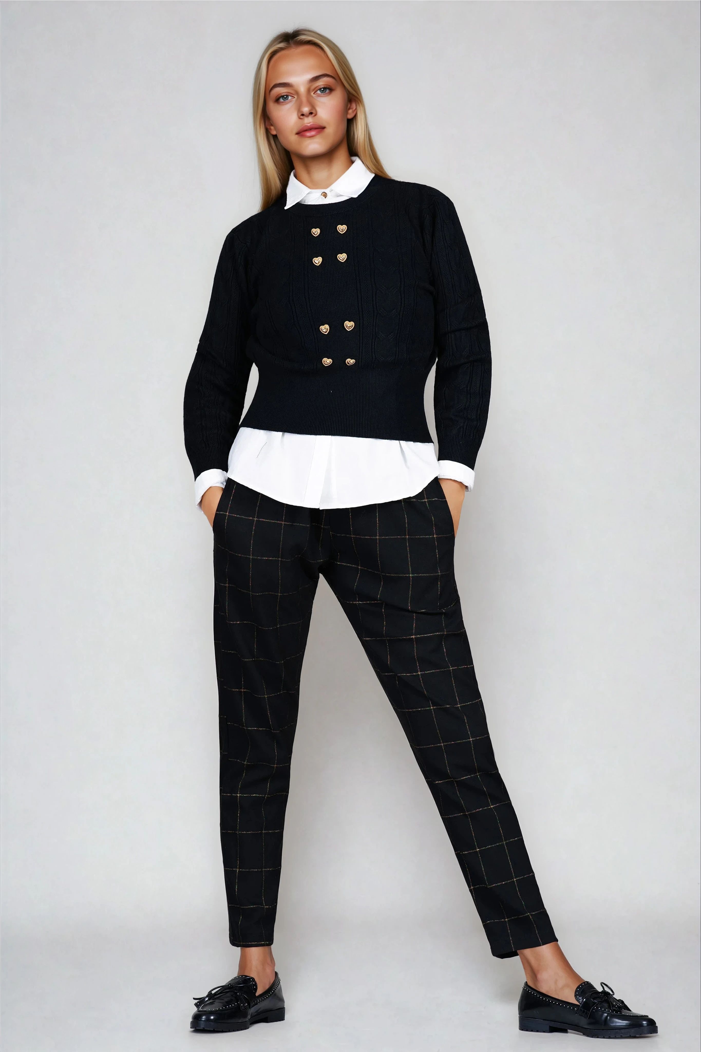 Дамски пуловер от фино плетиво в черно с релефна плетка и сърцевидни копчета